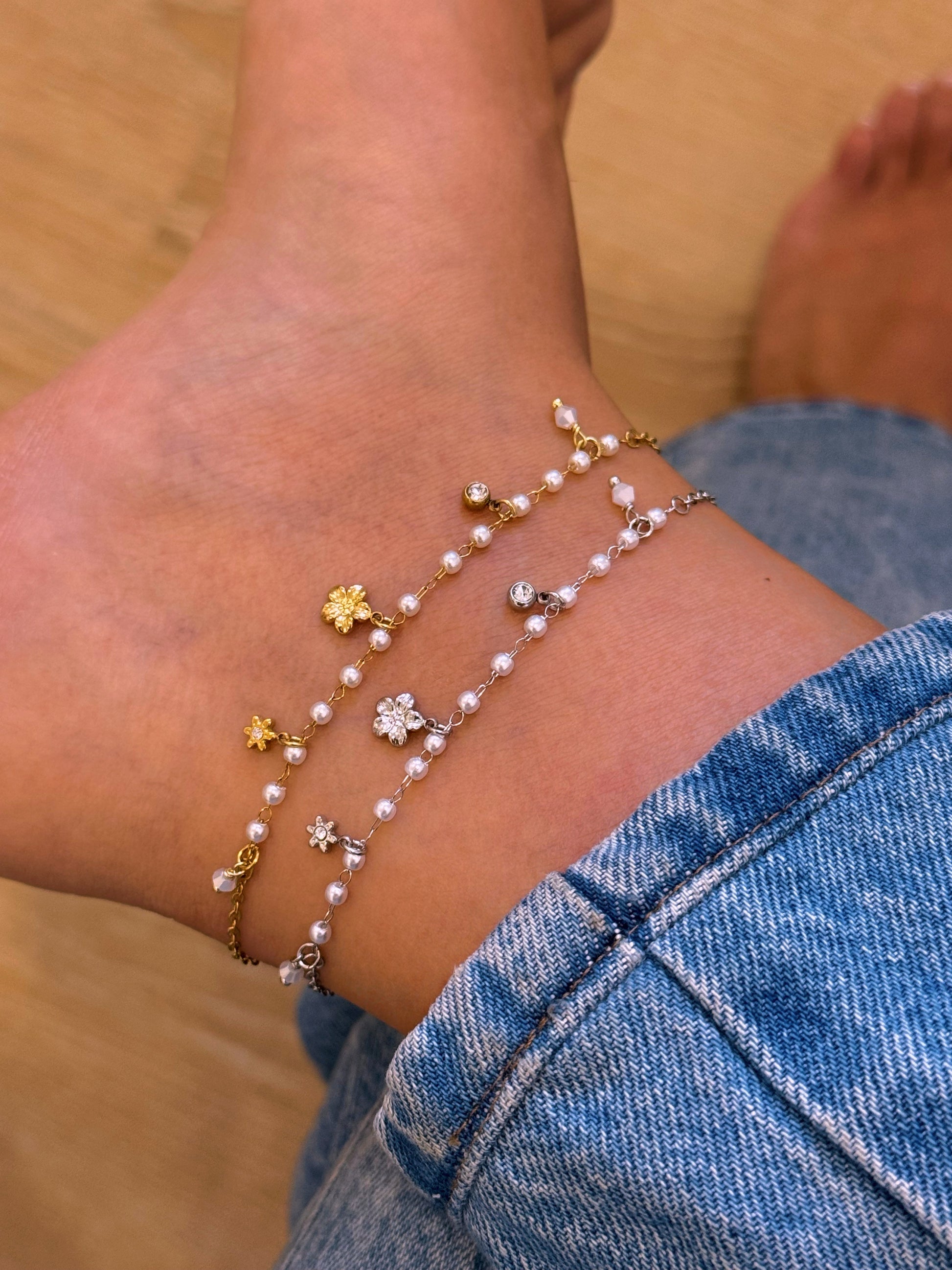 Pulseira de pé delicada com pérolas e mini flores | 2 cores