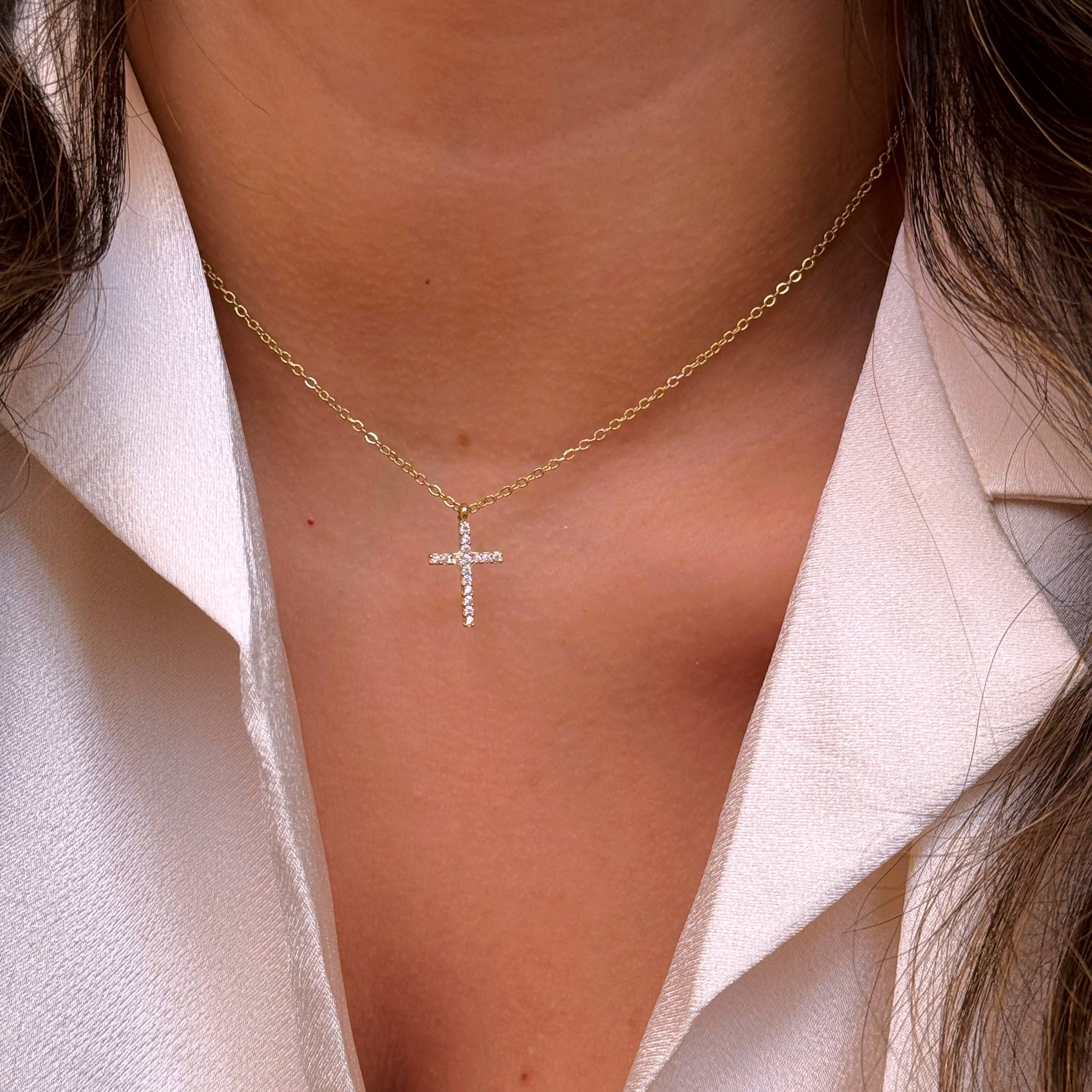 Colar malha fininha com cruz em brilhantes | Dourado
