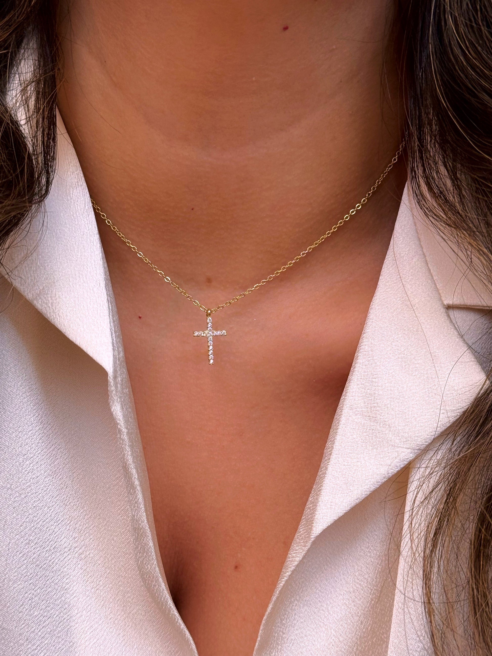 Colar malha fininha com cruz em brilhantes | Dourado