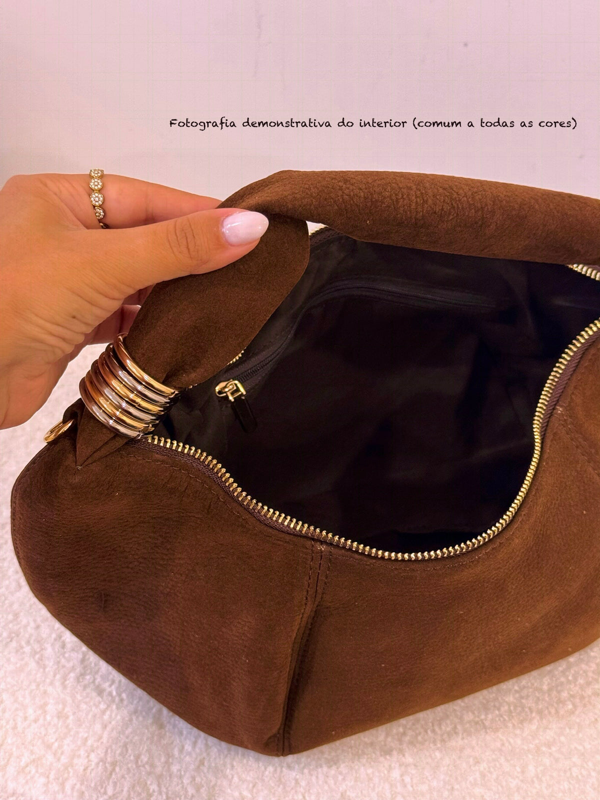 Mala de ombro estilo hobo com mix de argolas metálicas | Bordô • toque aveludado