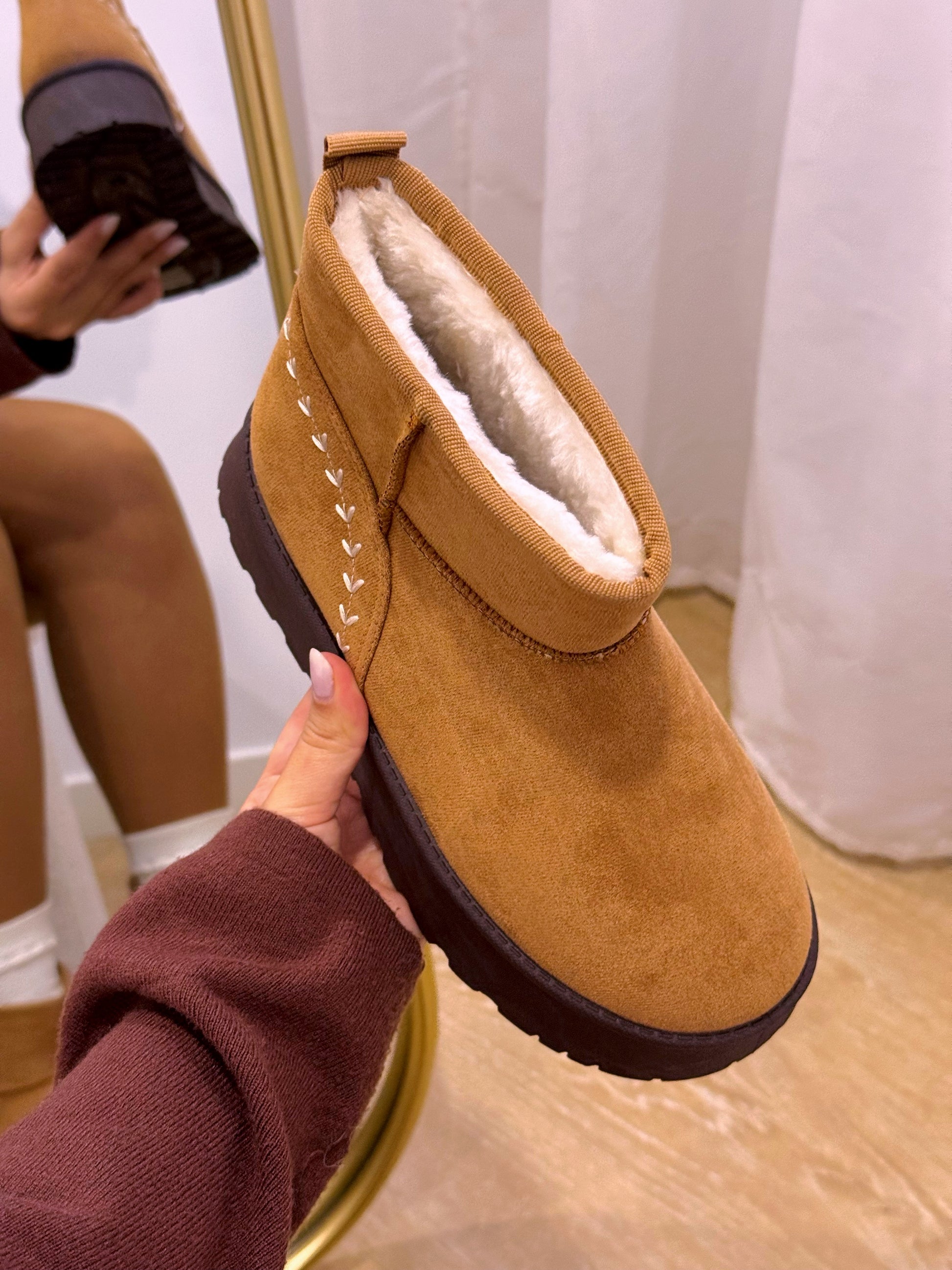 Bota pantufa com pelinho e detalhe bordado | Camel