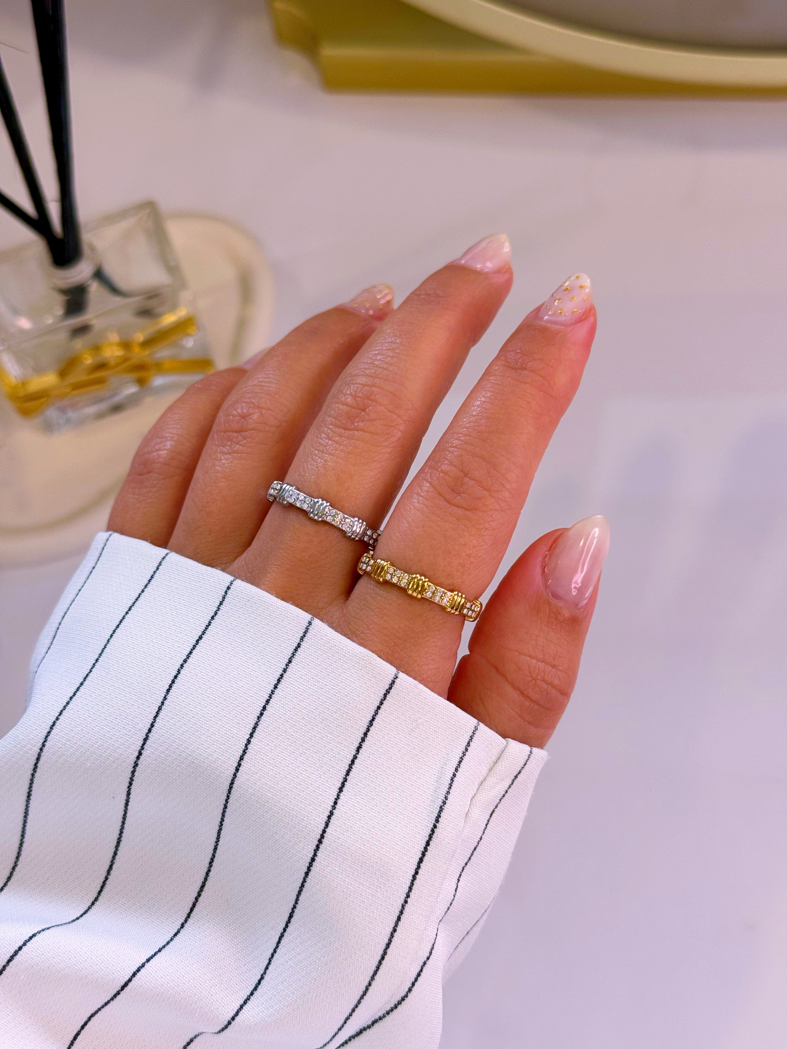 Anel ajustável pormenores relevos e brilhantes | 2 Cores