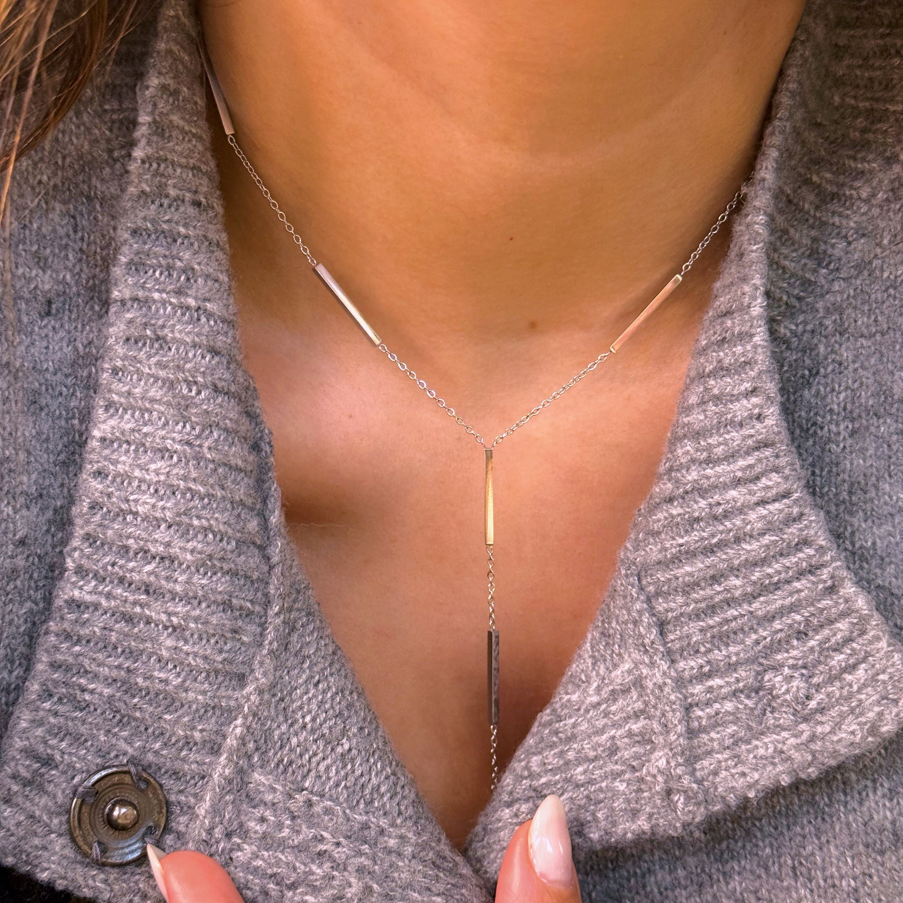 Colar com barrinhas e pendente | Prateado