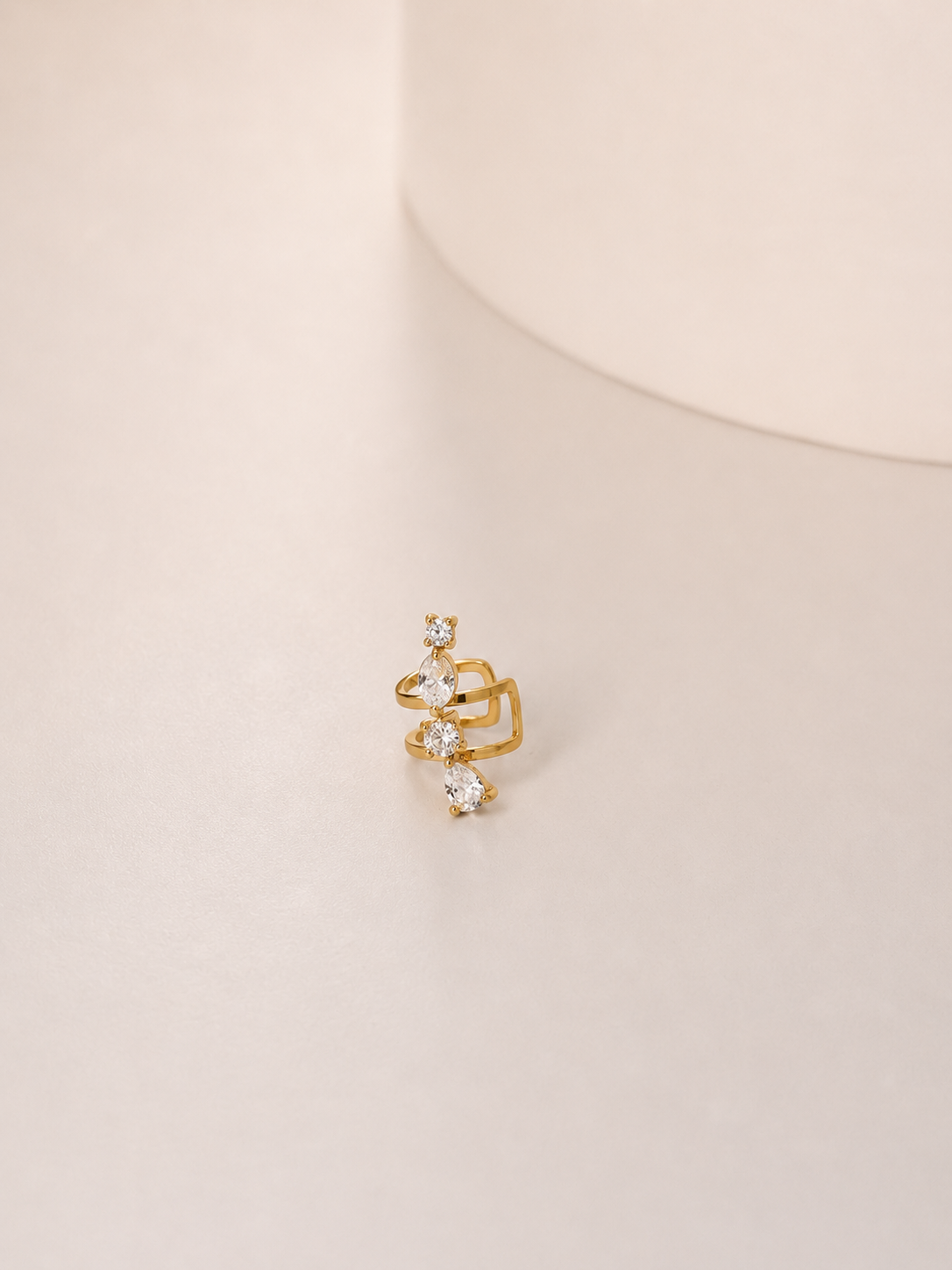 Earcuff ajustável • contorno de brilhantes transparentes | Dourado - aço inoxidável