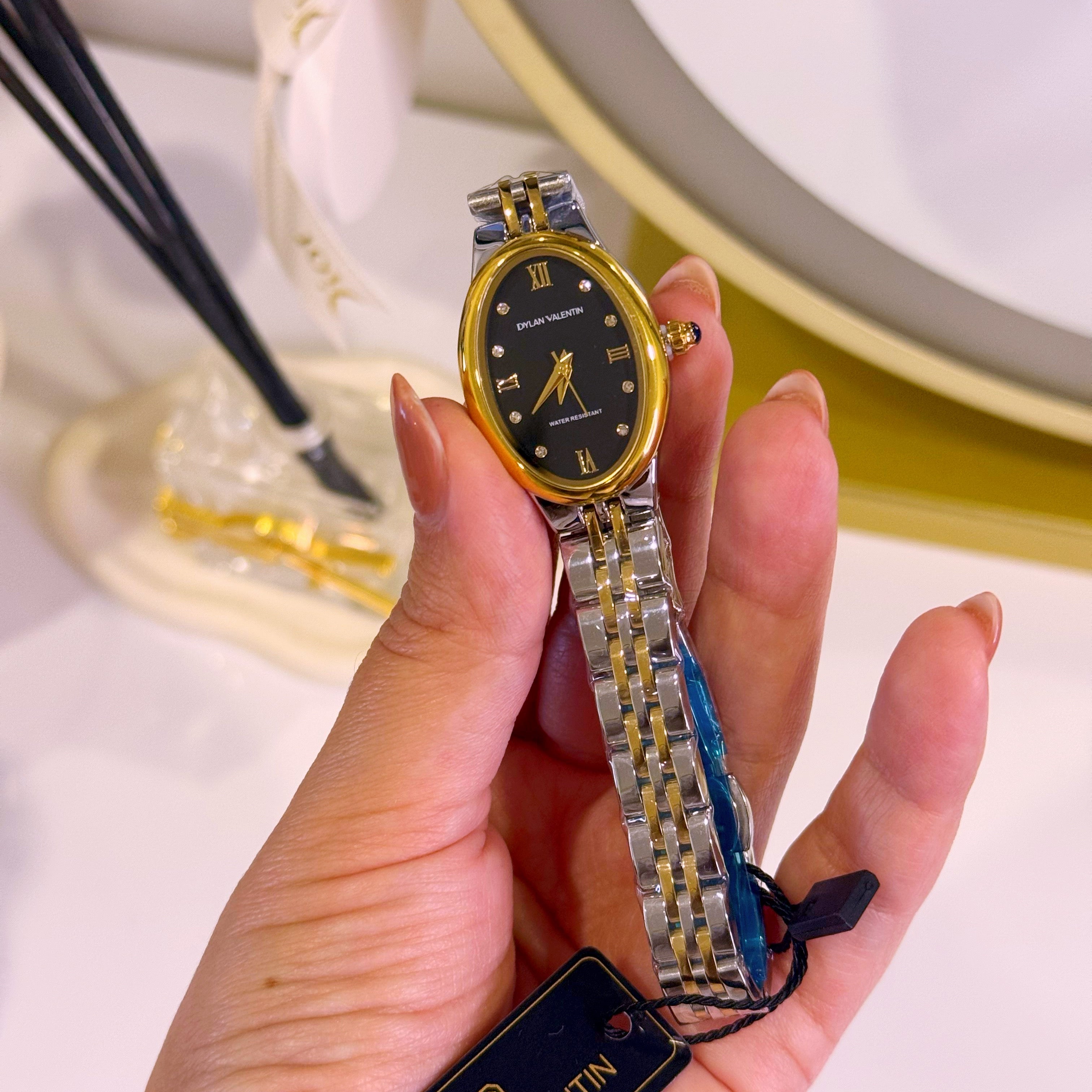 Relógio analógico mostrador oval • prateado e dourado | Fundo Preto