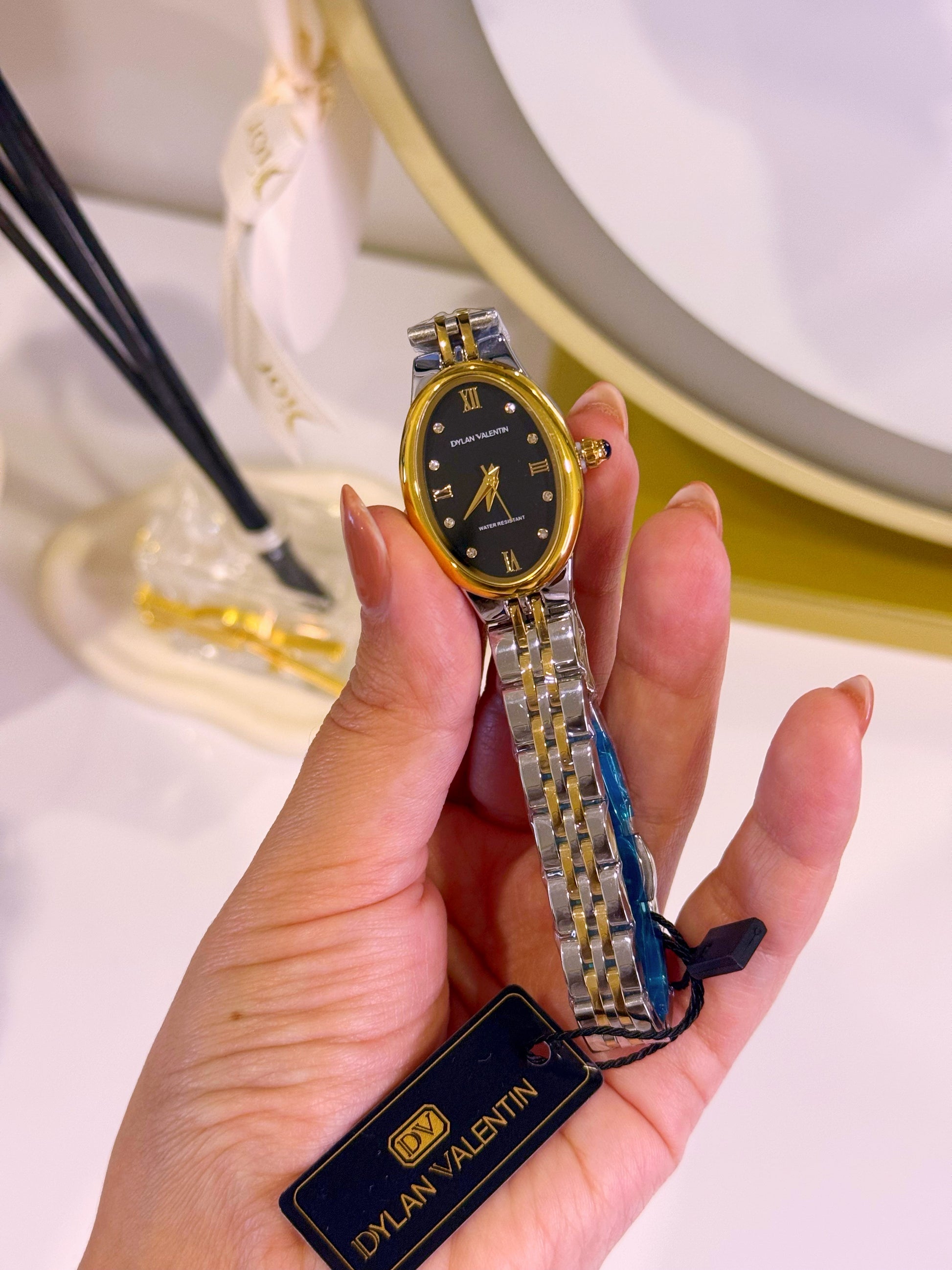 Relógio analógico mostrador oval • prateado e dourado | Fundo Preto