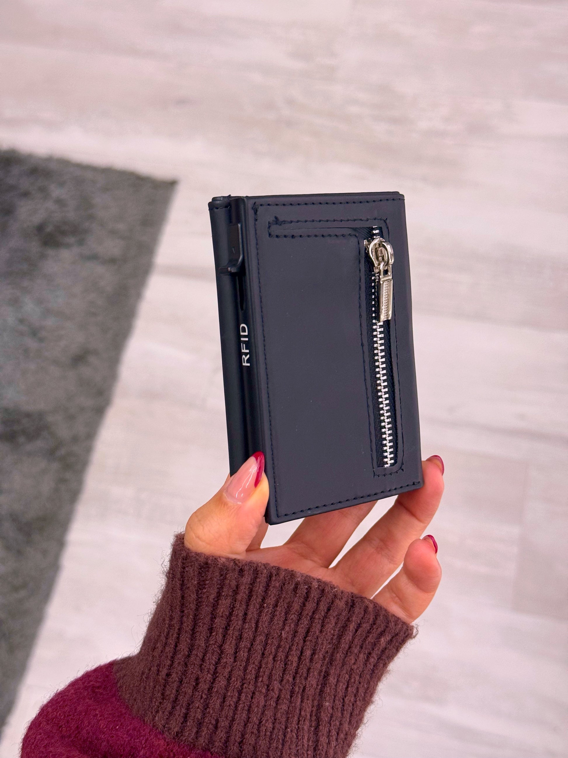 Porta cartões com fecho e aba extra para notas  | Preto