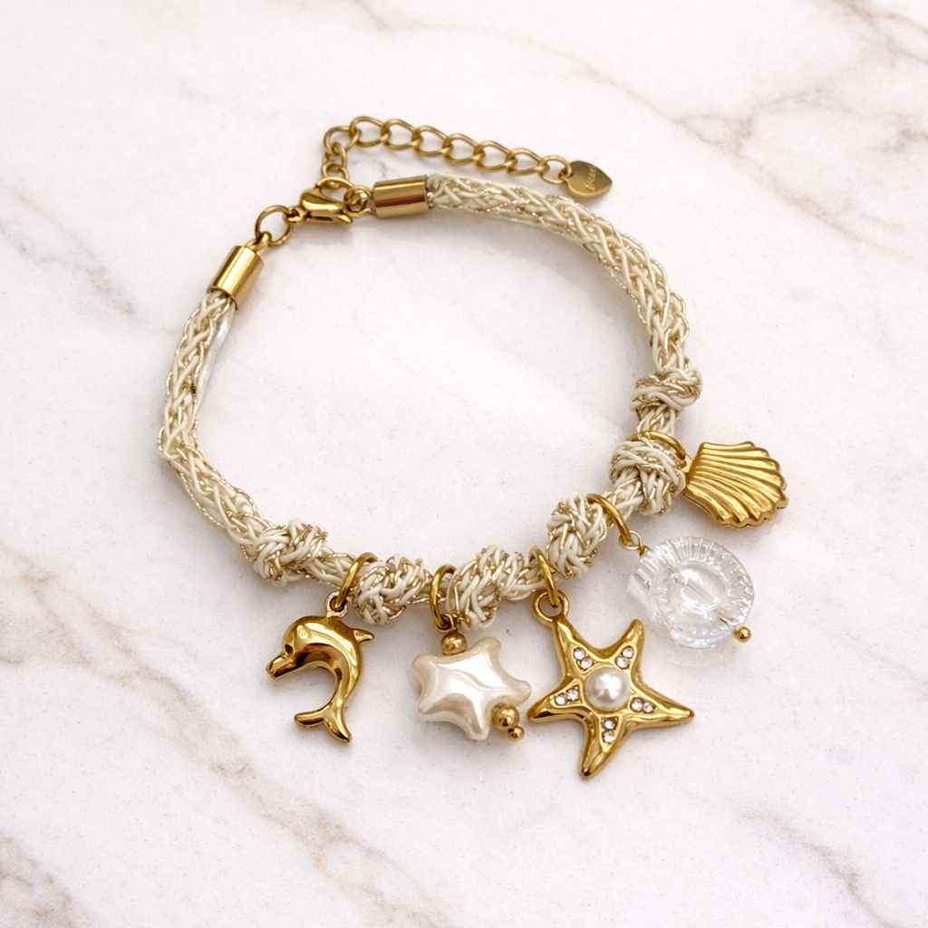 𝐄𝐝𝐢𝐜̧𝐚̃𝐨 𝐋𝐢𝐦𝐢𝐭𝐚𝐝𝐚 𝐕𝐞𝐫𝐚̃𝐨 🐚 Pulseira cordão entrançada com estrela do mar e vários pendentes | Dourado