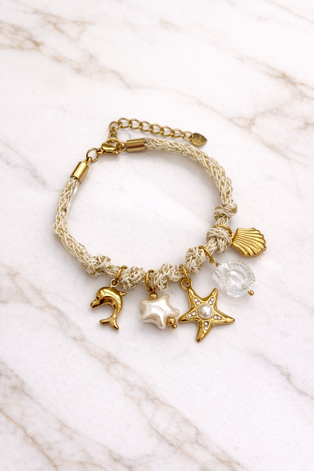 𝐄𝐝𝐢𝐜̧𝐚̃𝐨 𝐋𝐢𝐦𝐢𝐭𝐚𝐝𝐚 𝐕𝐞𝐫𝐚̃𝐨 🐚 Pulseira cordão entrançada com estrela do mar e vários pendentes | Dourado