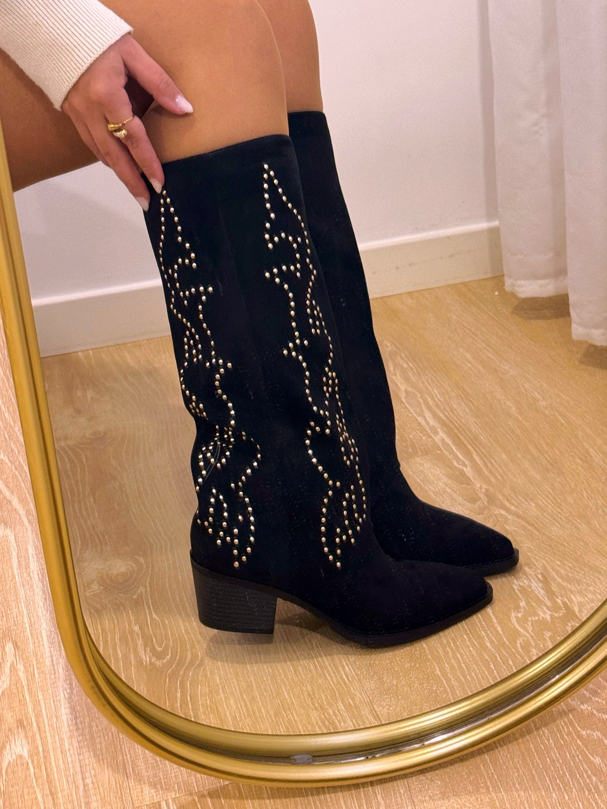 Bota com efeito camurça e pormenores metálicos • Preto