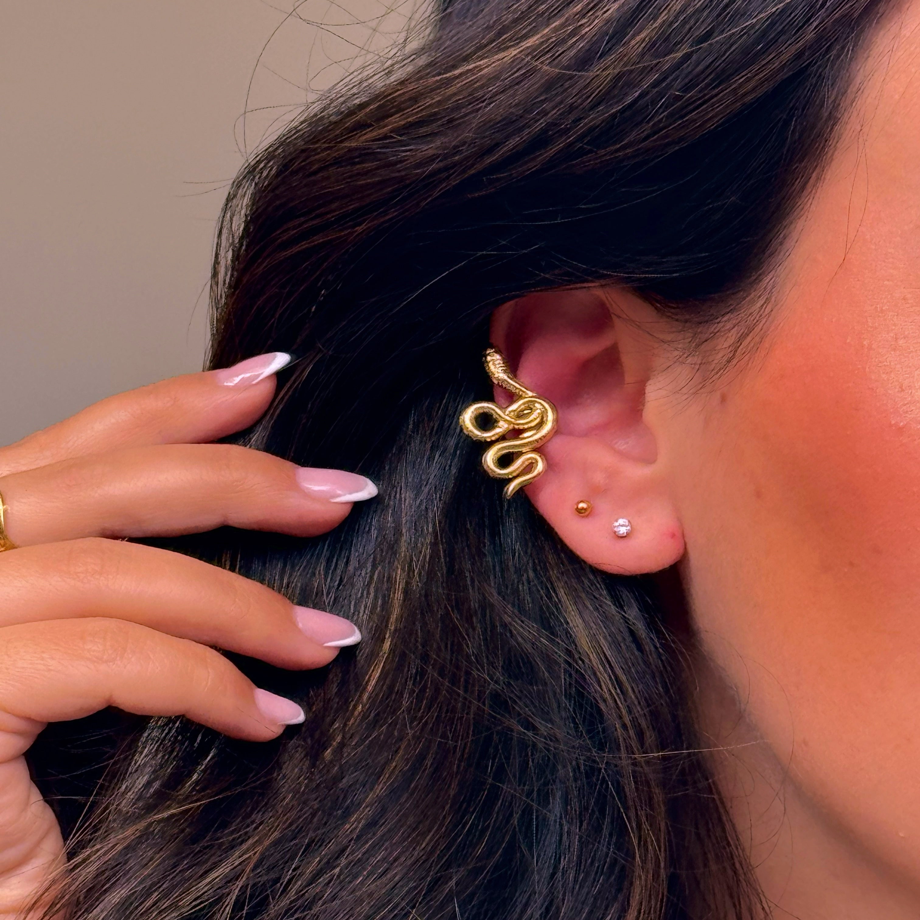 Earcuff ajustável • serpente com relevos | Dourado - aço inoxidável