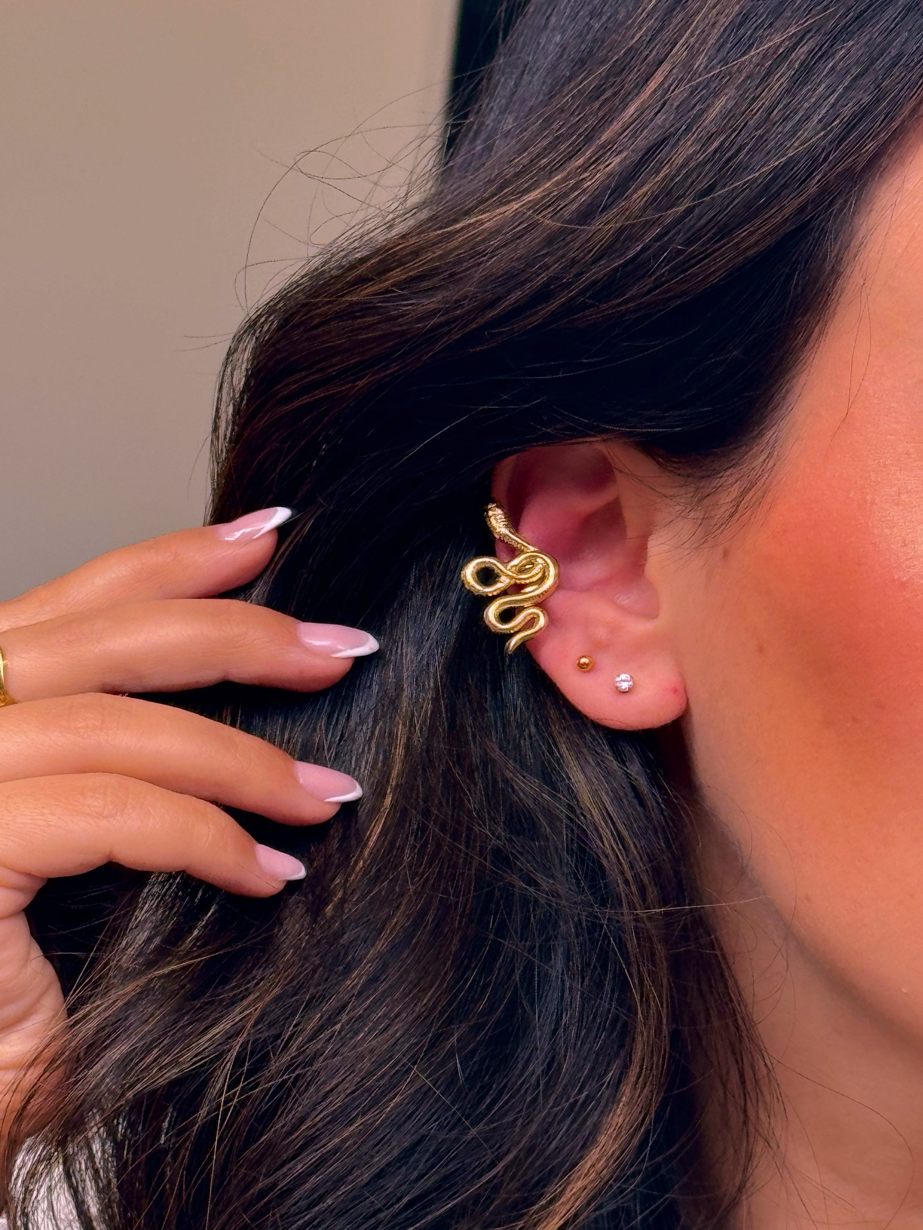 Earcuff ajustável • serpente com relevos | Dourado - aço inoxidável