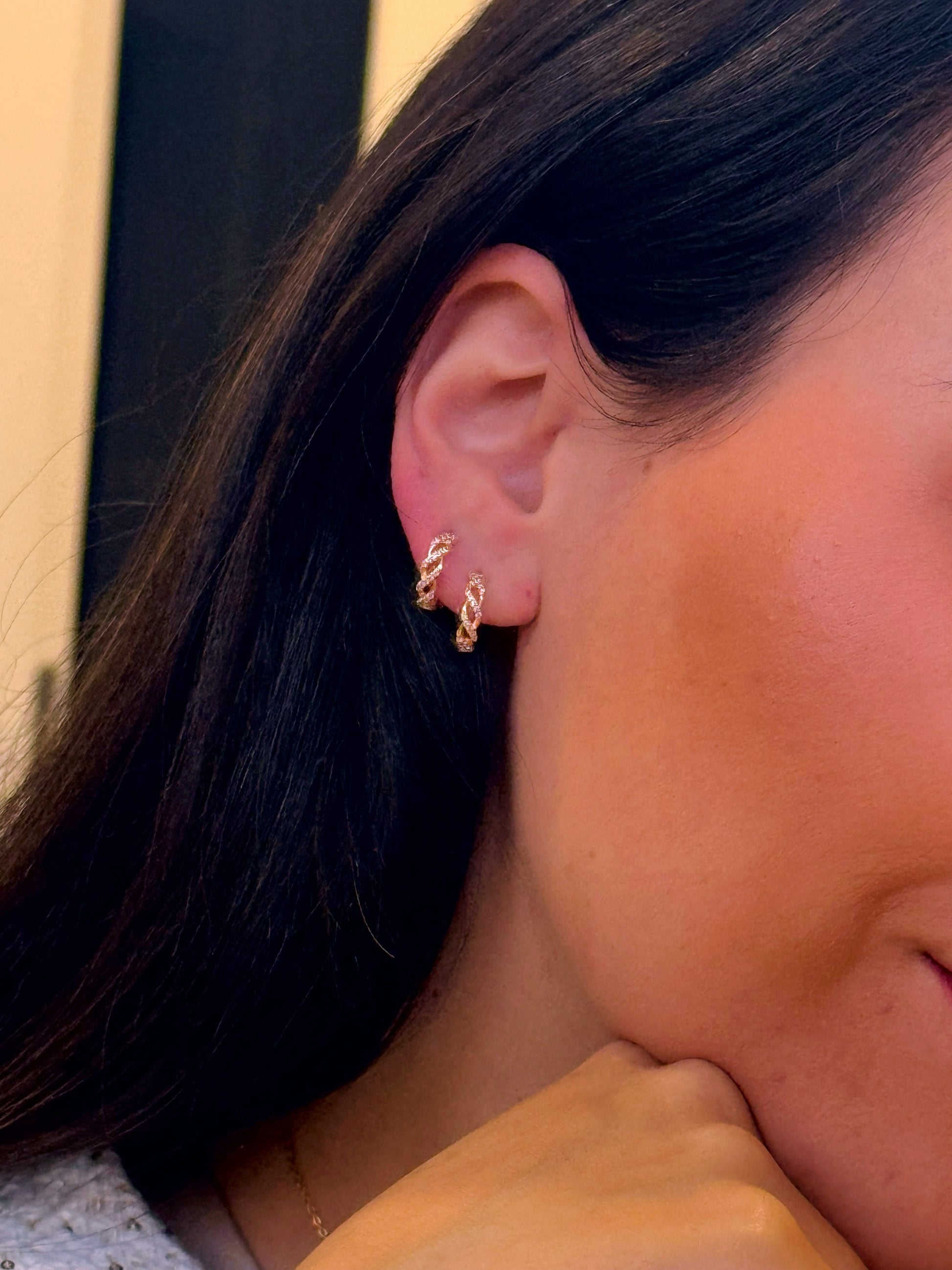 Argolinhas efeito entrelaçado com brilhantes | Rose Gold