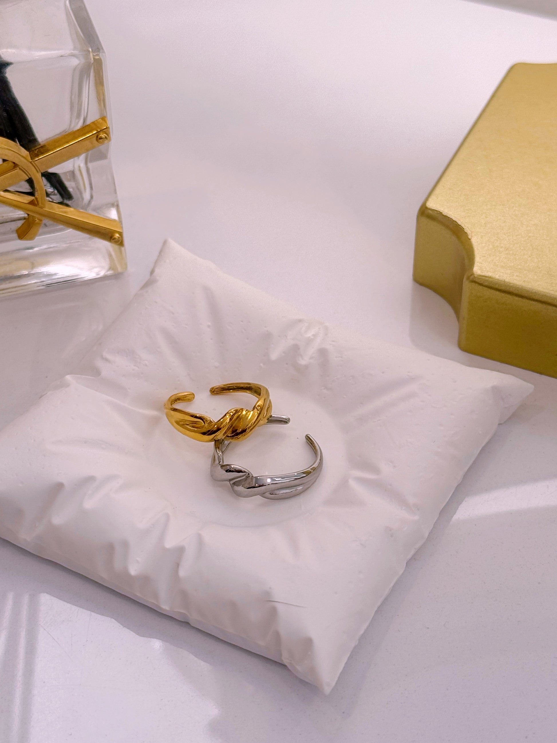 Anel ajustável com efeito torcido em relevo | 2 Cores