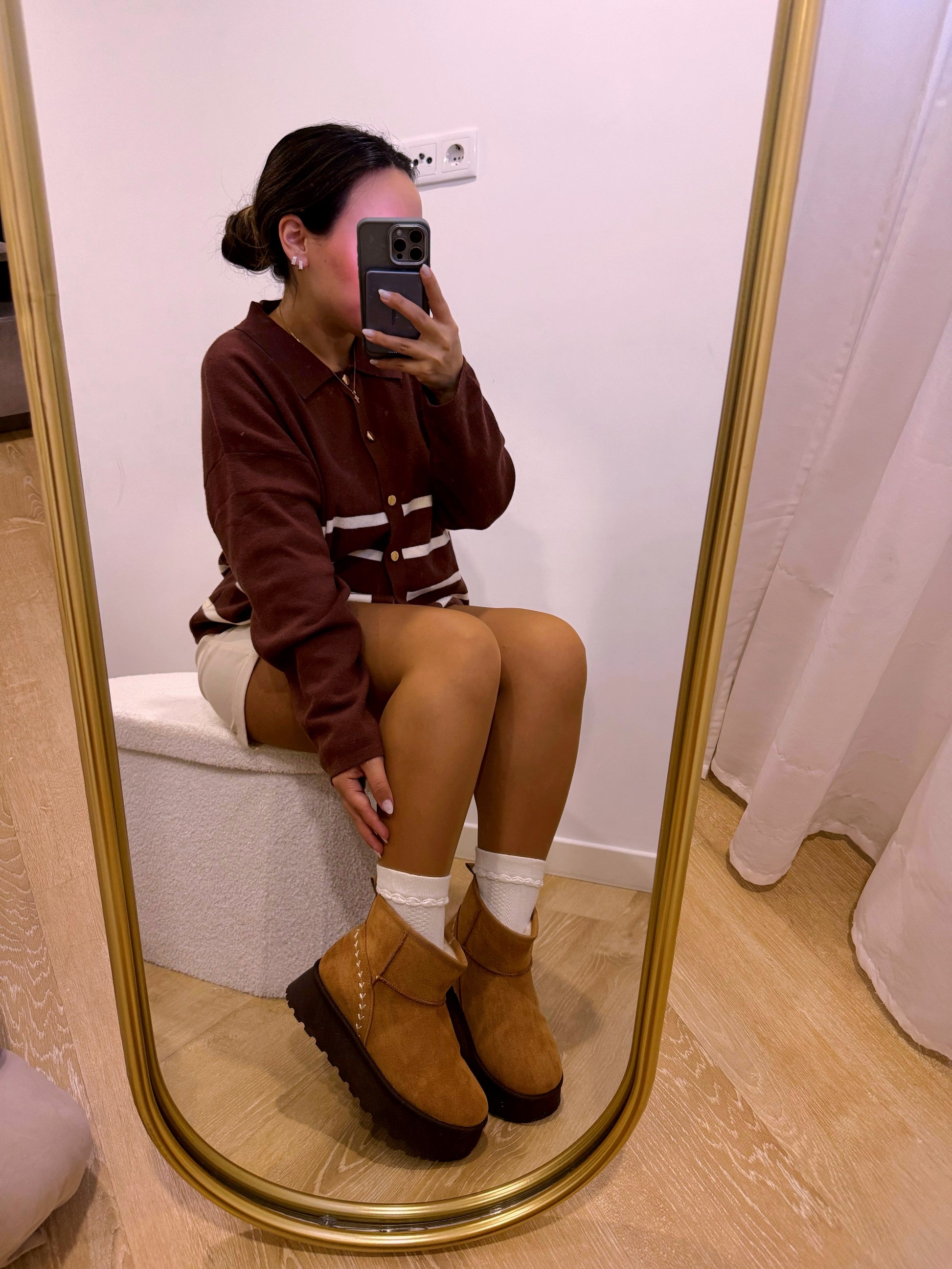 Bota pantufa com pelinho e detalhe bordado | Camel