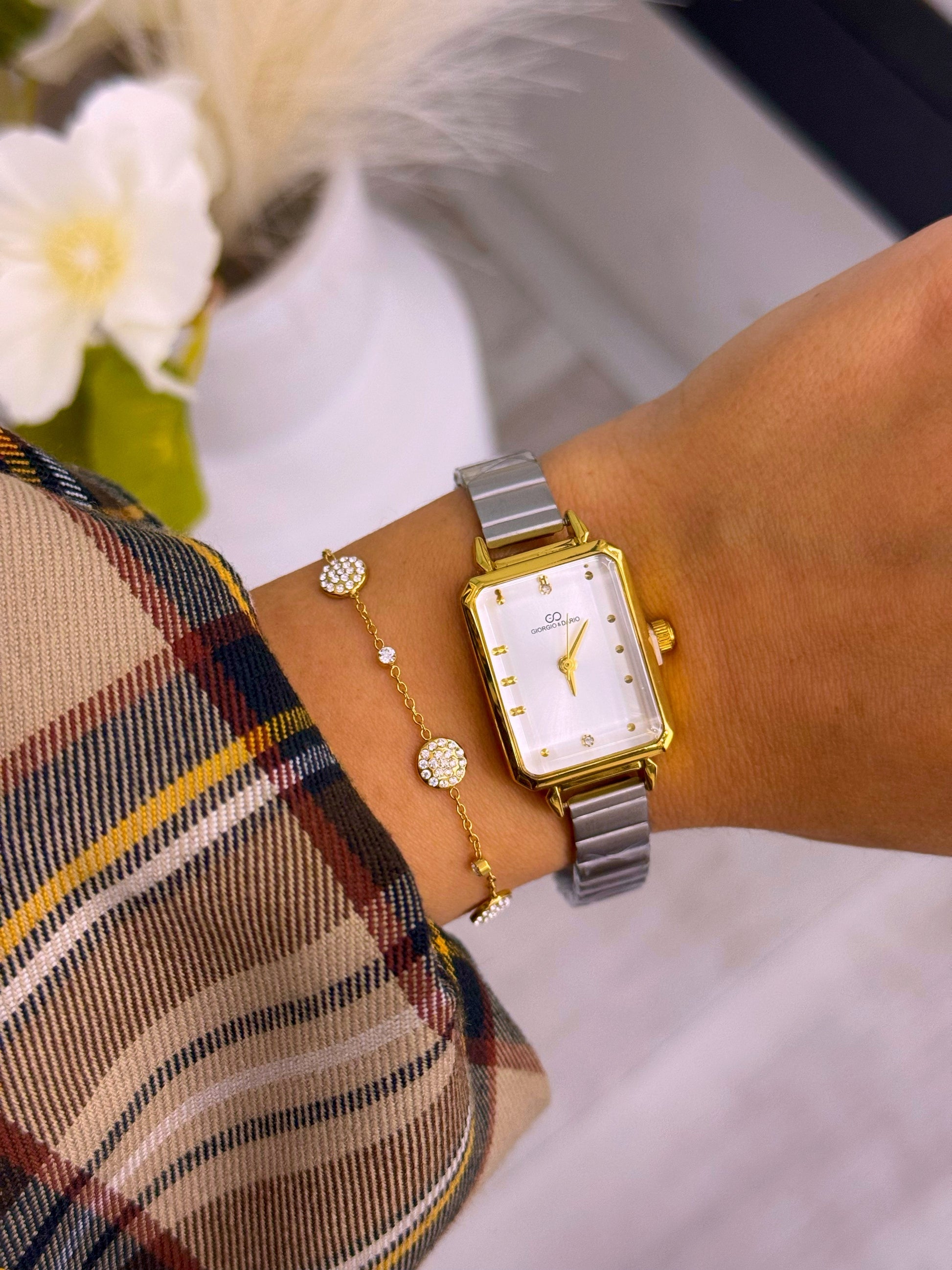 Relógio analógico com mostrador retangular | Mix prata e dourado