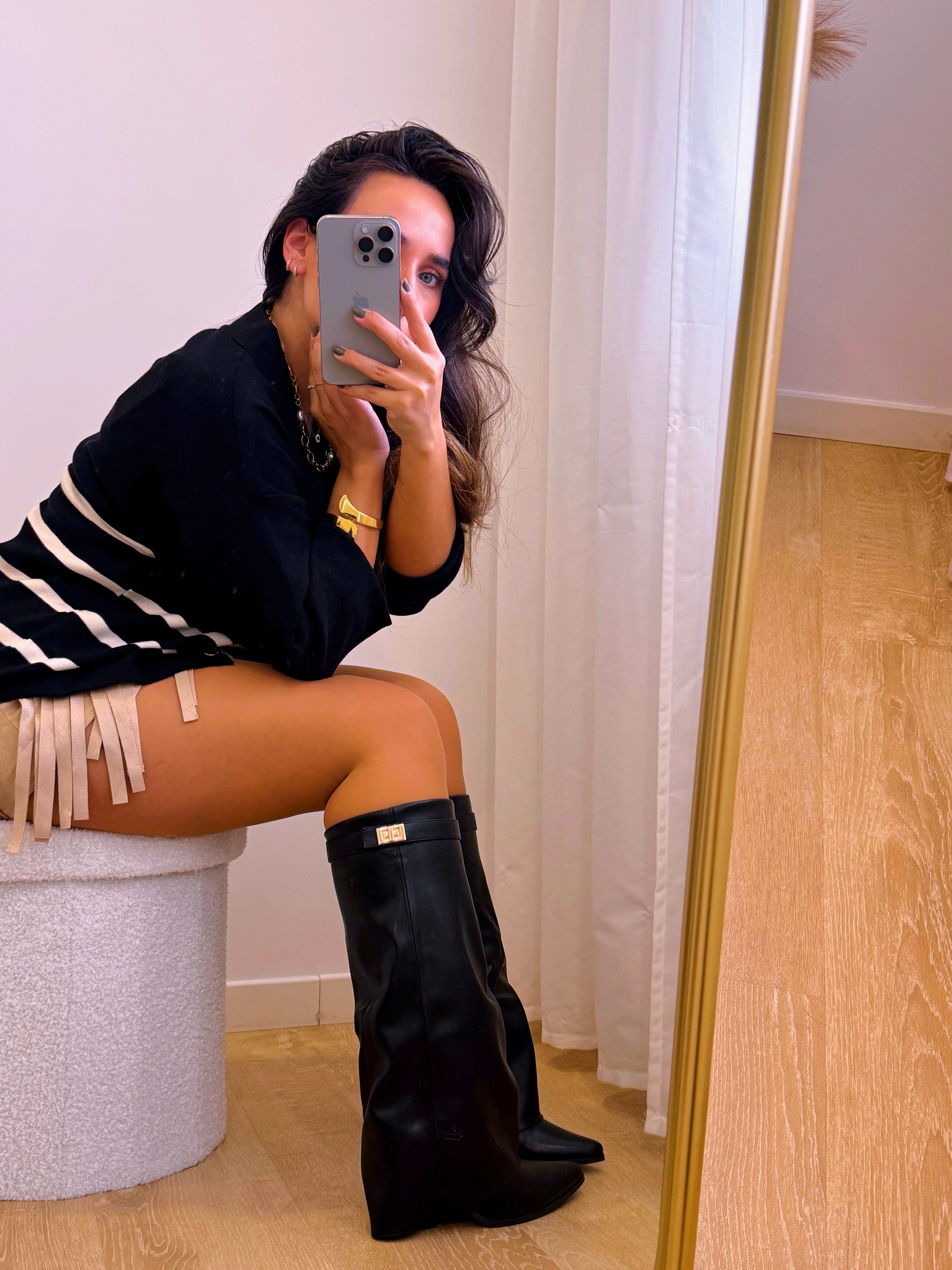 Bota de tacão com aba e fivela com pormenor dourado • Preto