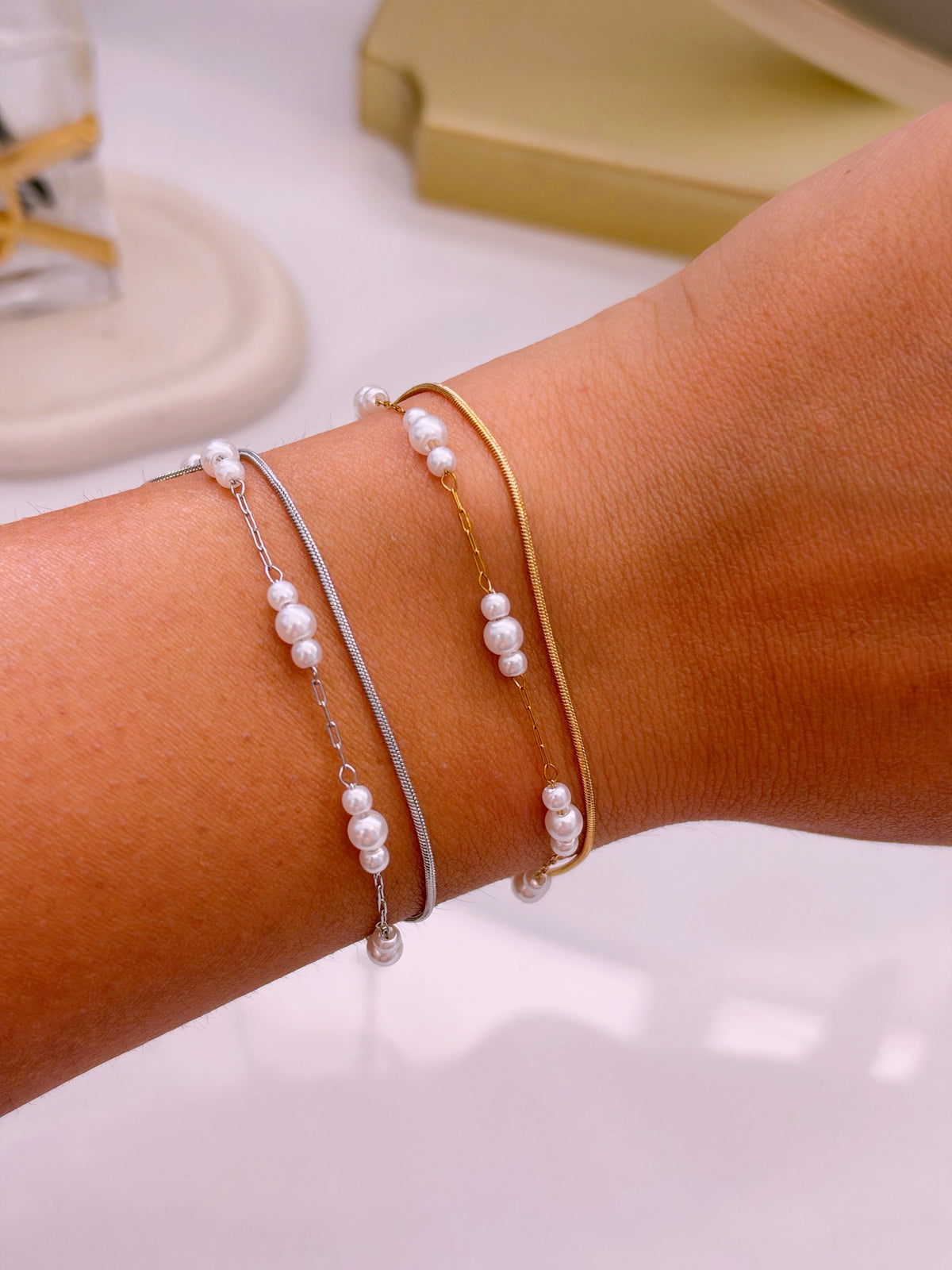 Pulseira efeito duplo malha redonda e corrente com pérolas | 2 cores