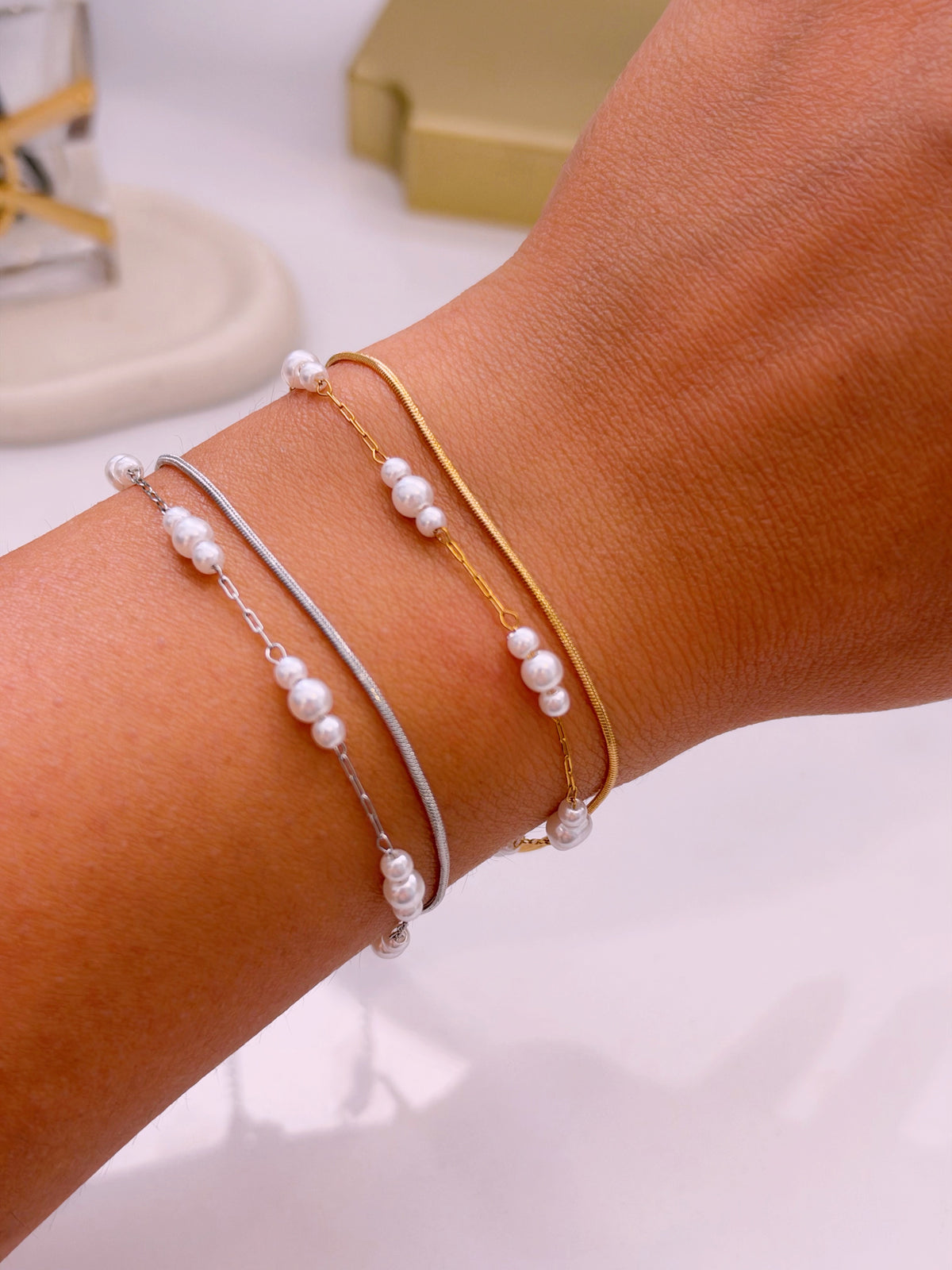 Pulseira efeito duplo malha redonda e corrente com pérolas | 2 cores