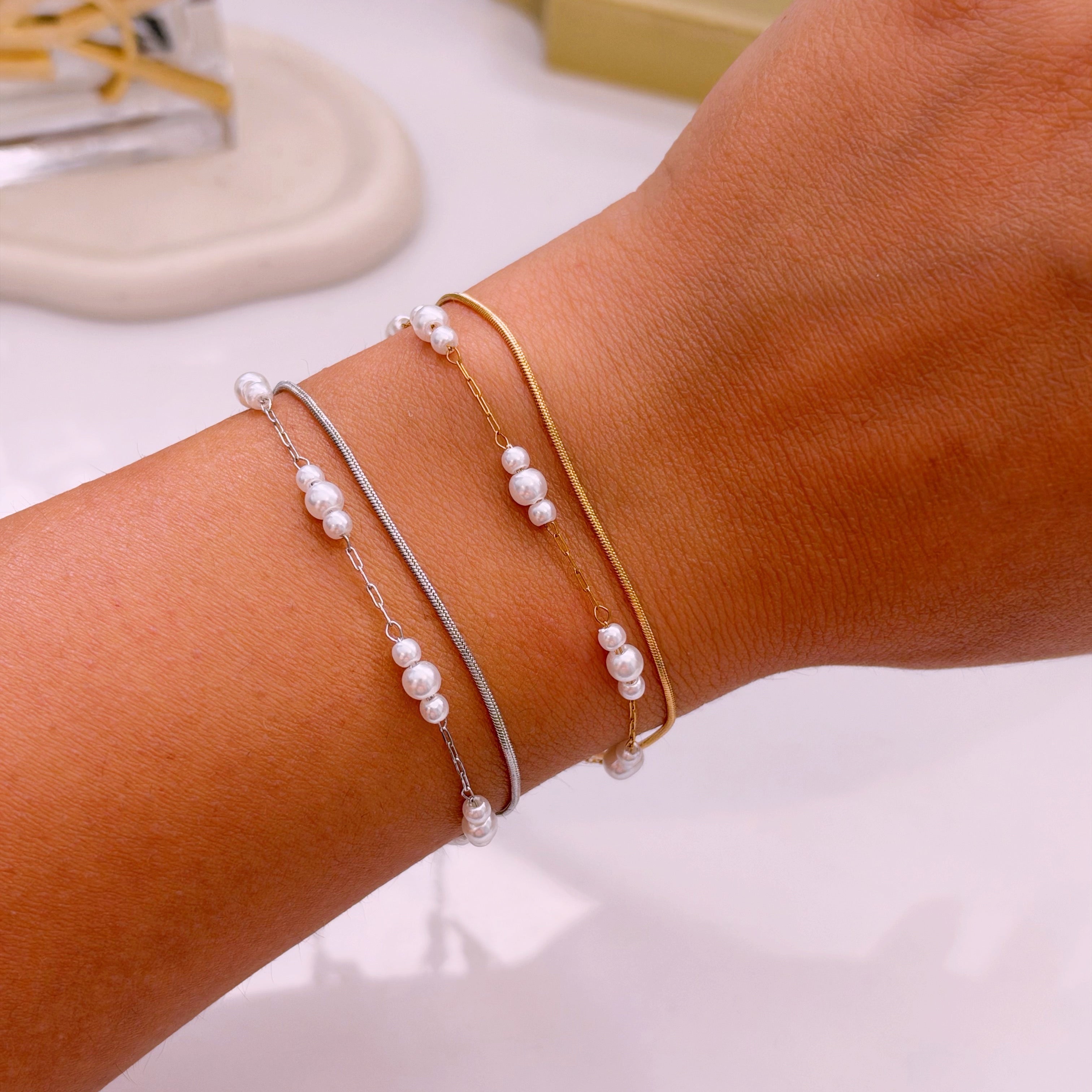 Pulseira efeito duplo malha redonda e corrente com pérolas | 2 cores