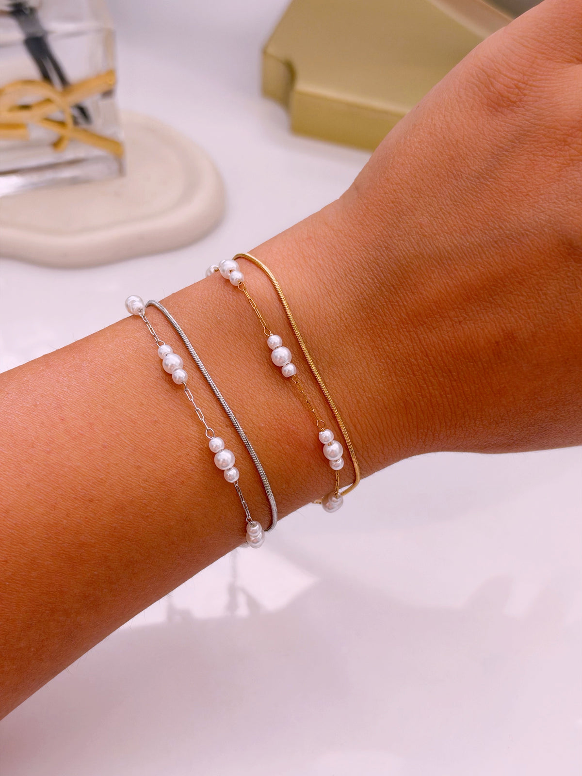 Pulseira efeito duplo malha redonda e corrente com pérolas | 2 cores