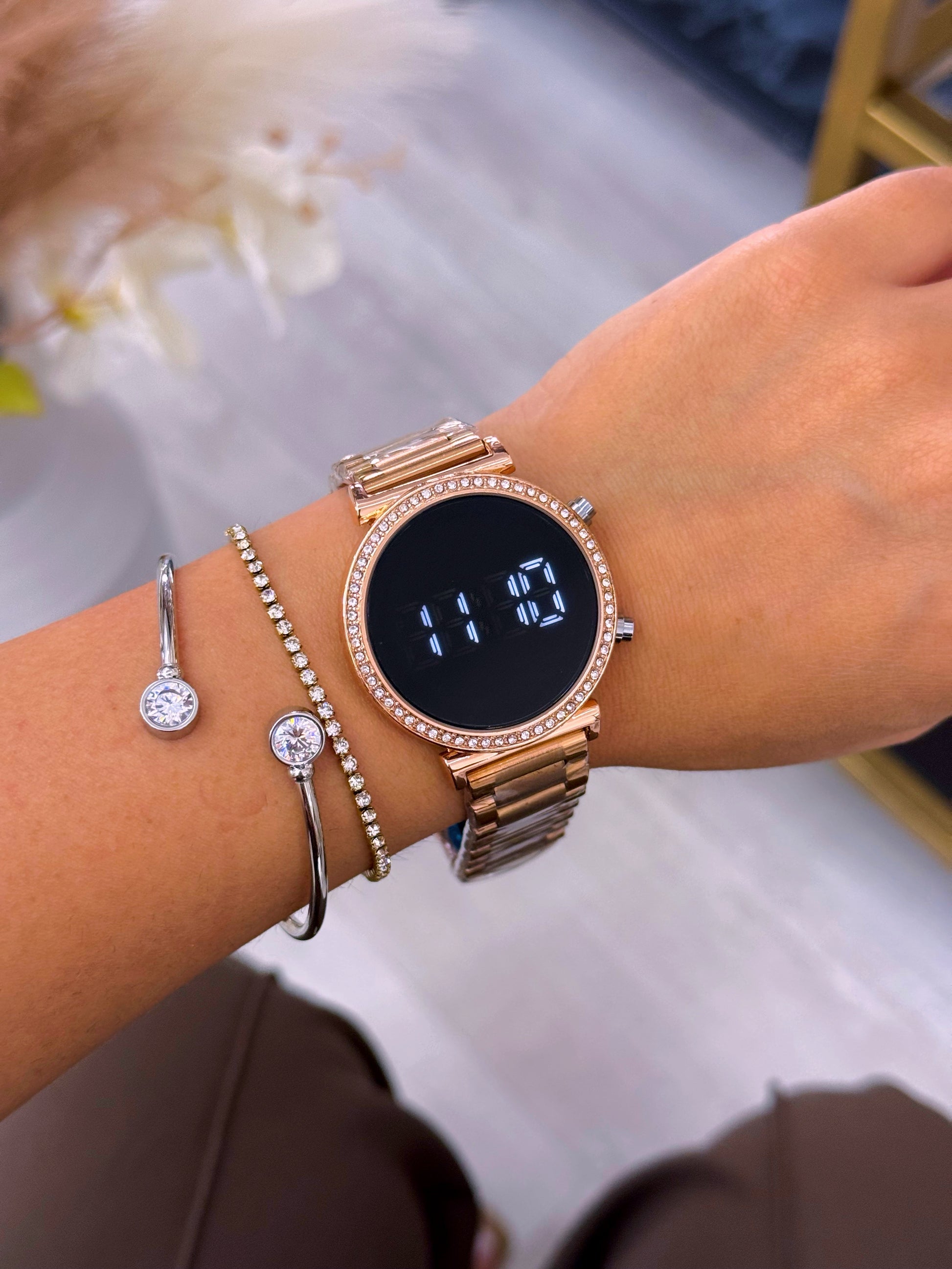 Relógio digital rose gold com brilhantes