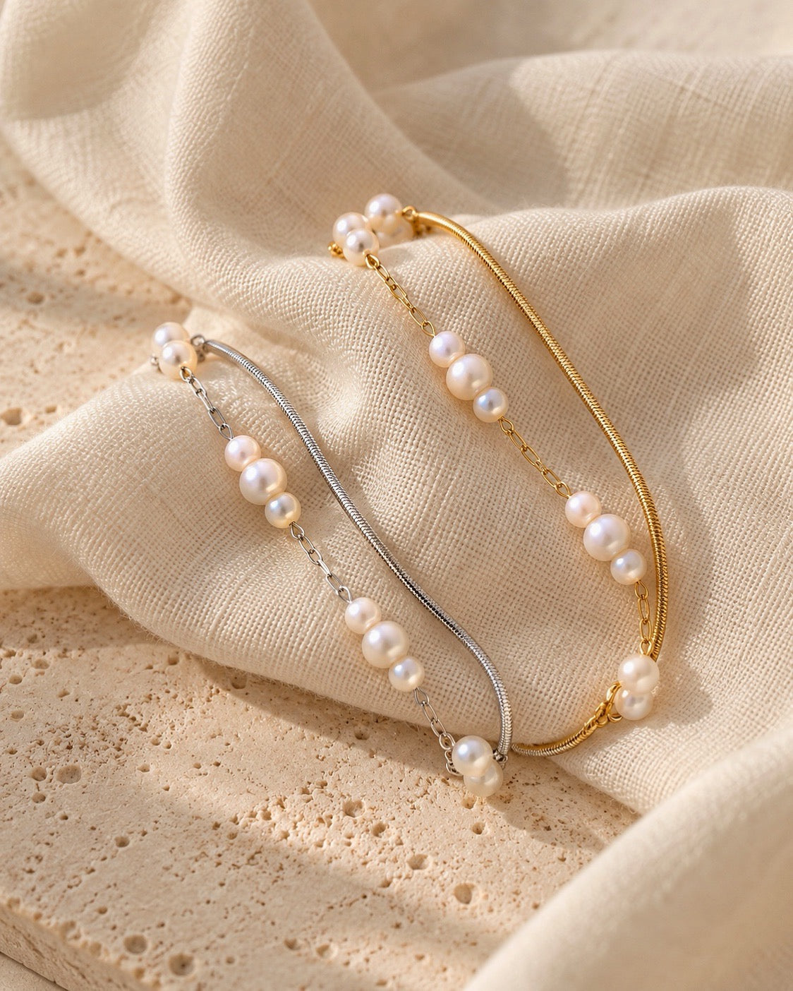 Pulseira efeito duplo malha redonda e corrente com pérolas | 2 cores