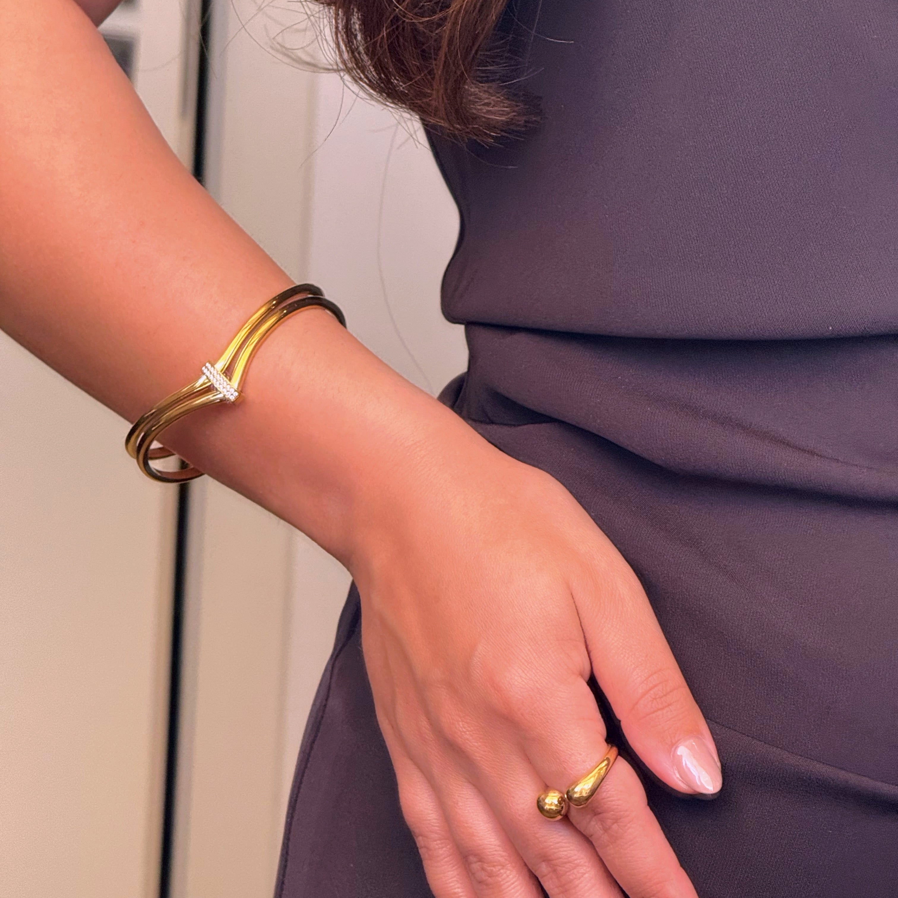 Pulseira rígida efeito duplo bico com brilhantes ao centro | Dourado