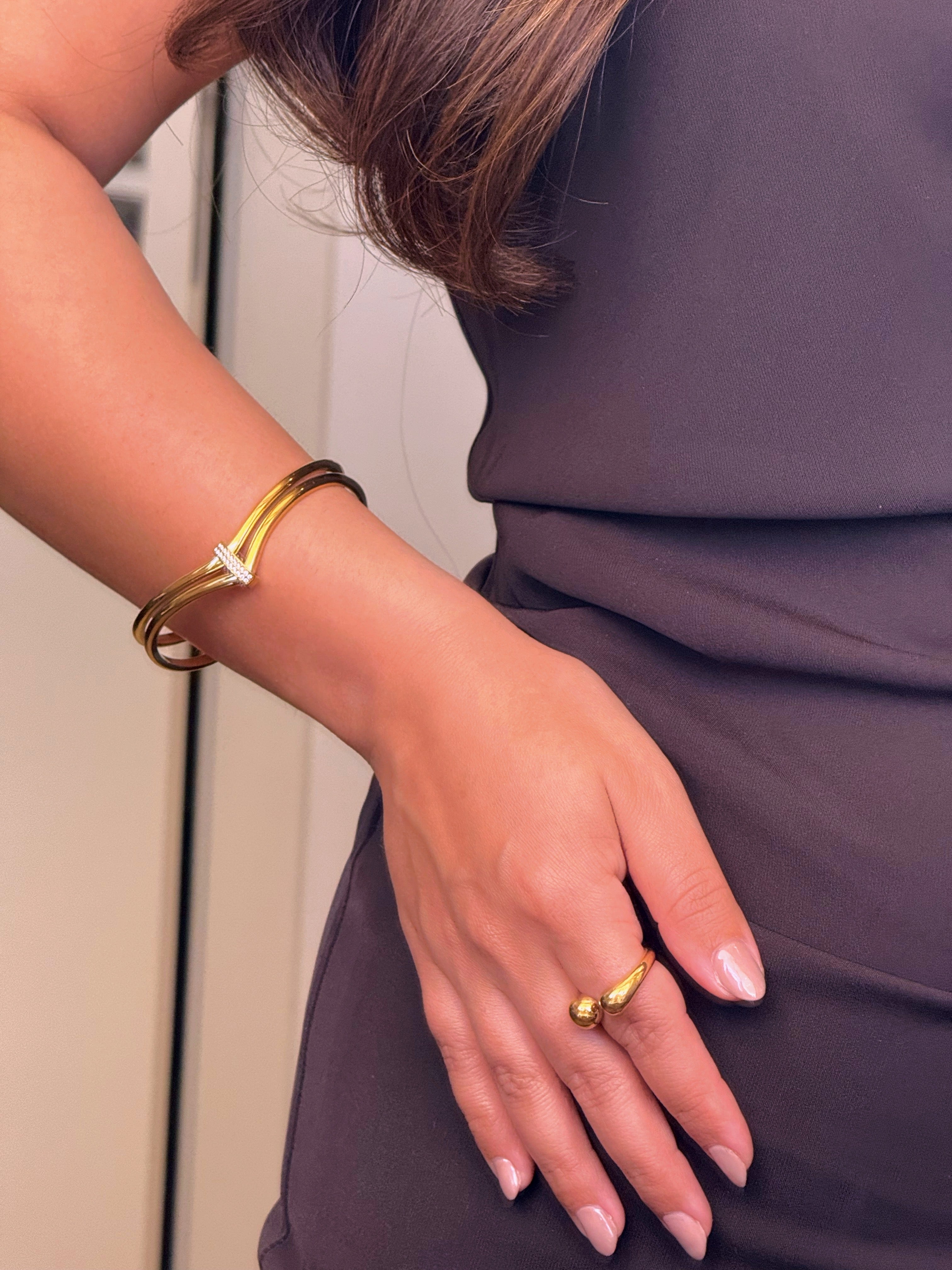 Pulseira rígida efeito duplo bico com brilhantes ao centro | Dourado
