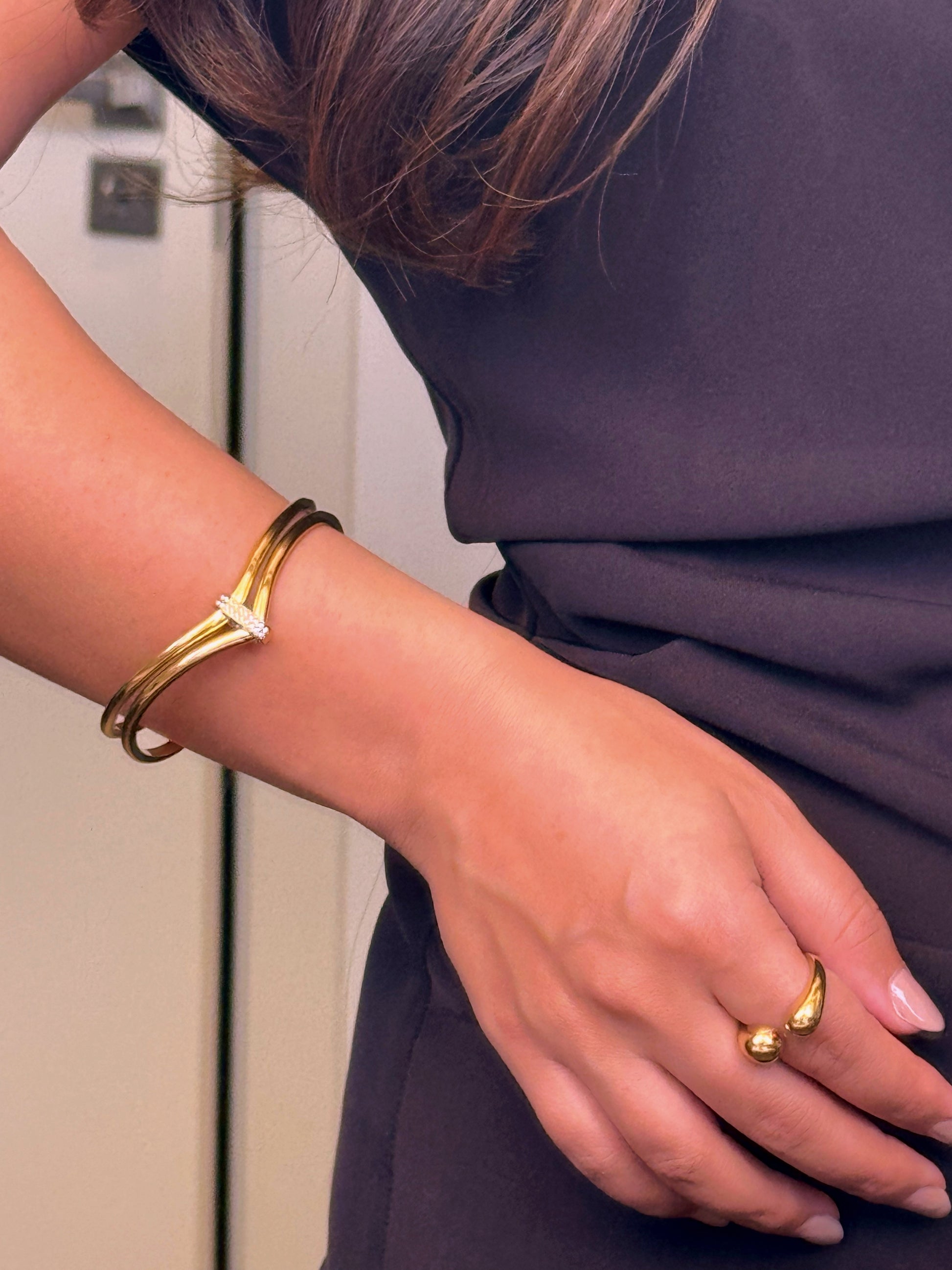 Pulseira rígida efeito duplo bico com brilhantes ao centro | Dourado