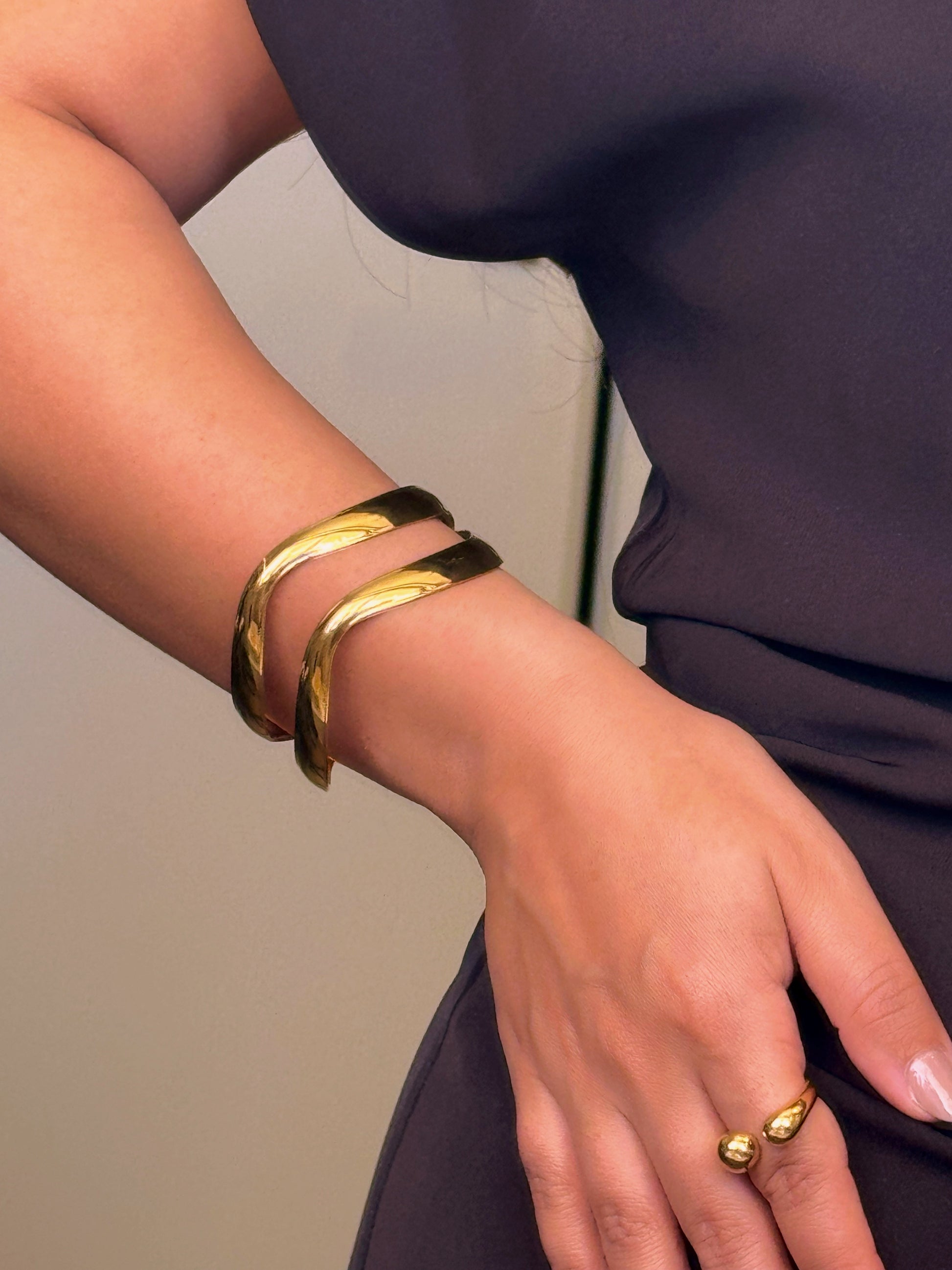 Pulseira rígida com efeito duplo liso formato irregular | Dourado