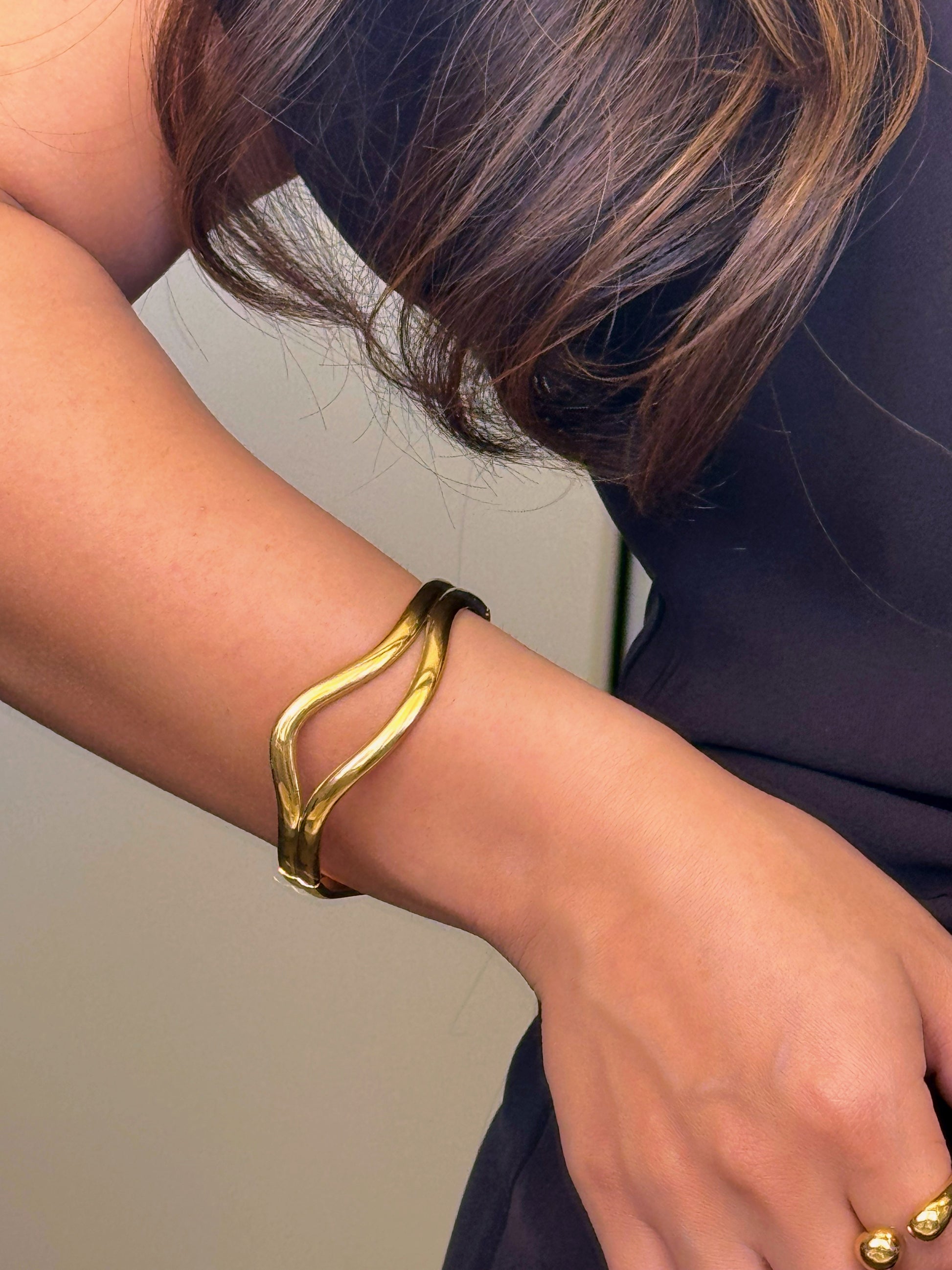 Pulseira rígida com efeito duplo liso formato irregular | Dourado