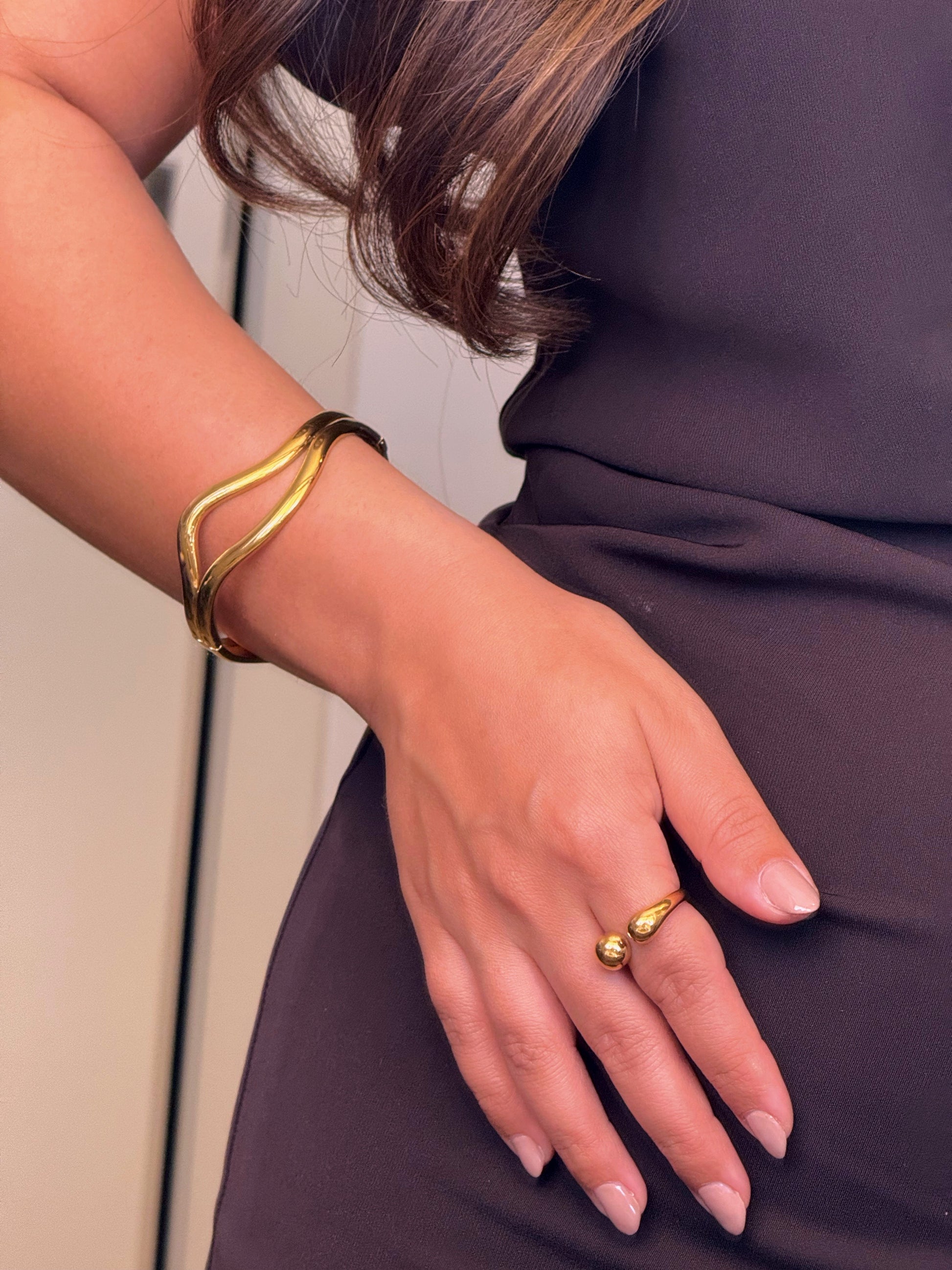Pulseira rígida com efeito duplo liso formato irregular | Dourado