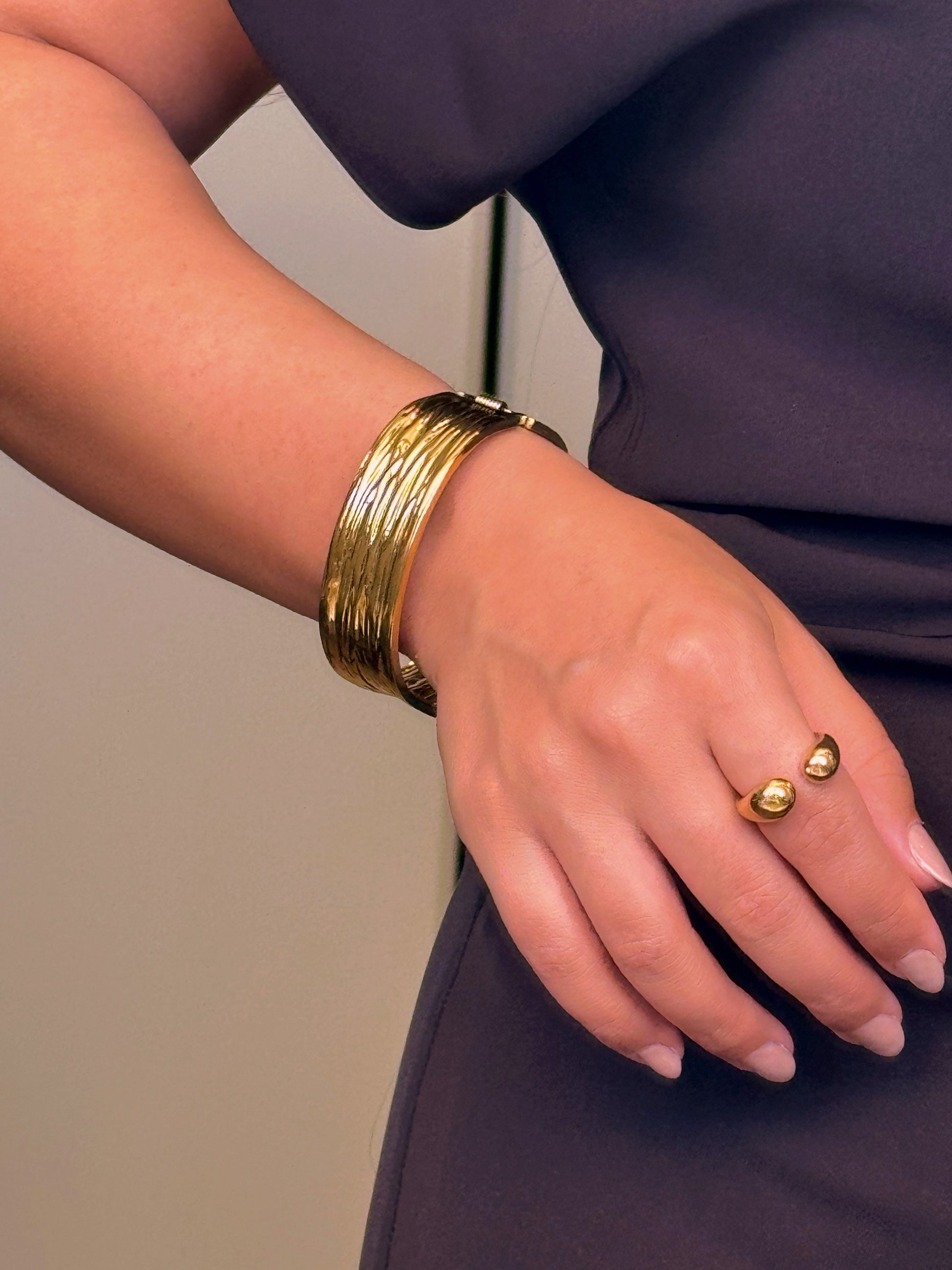 Pulseira rígida larga com relevos | Dourado