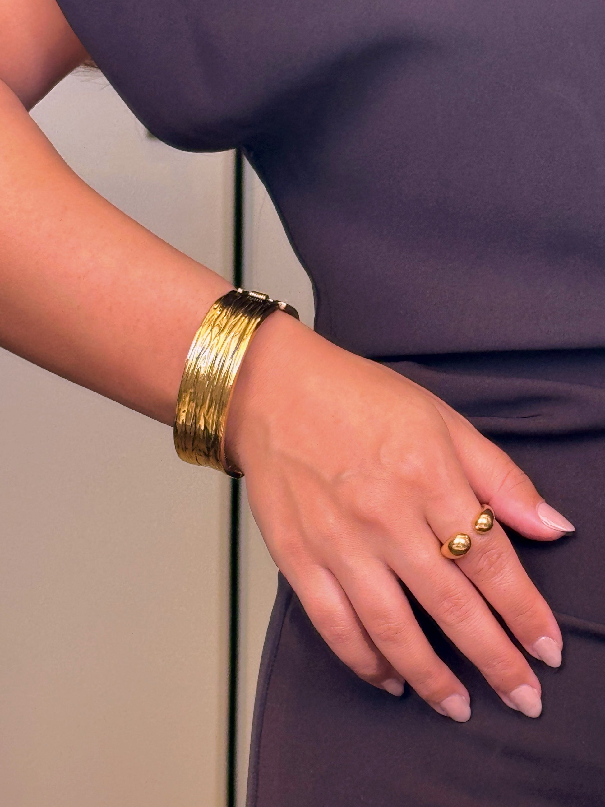 Pulseira rígida larga com relevos | Dourado