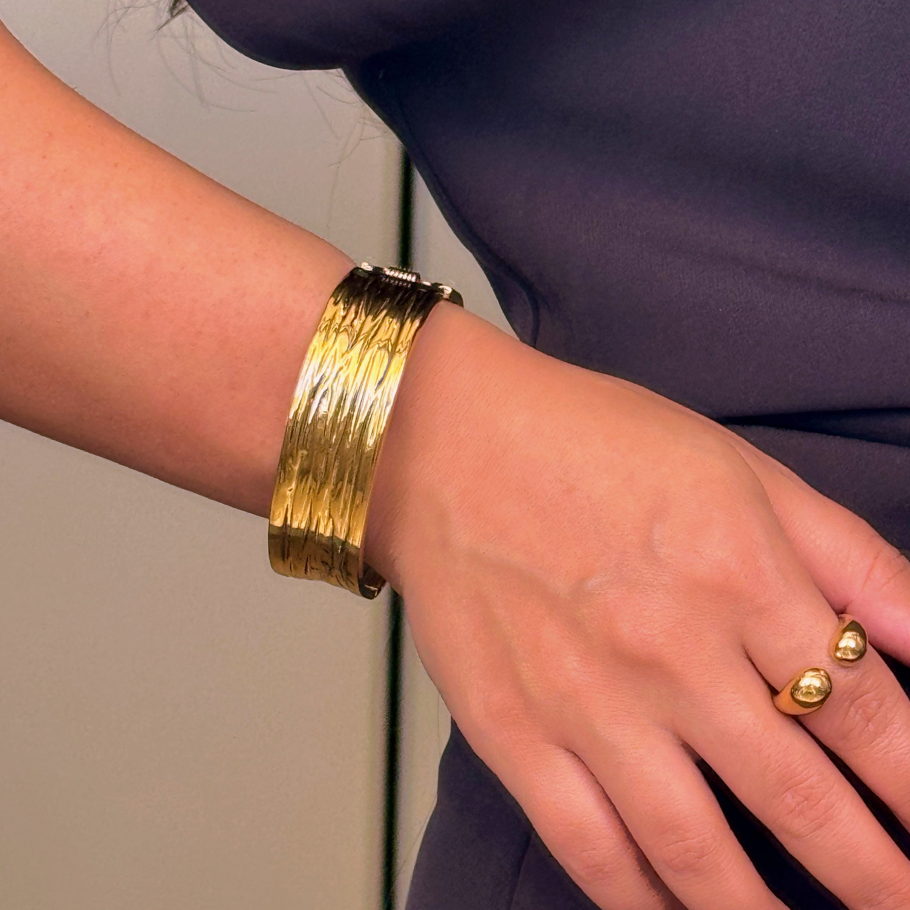 Pulseira rígida larga com relevos | Dourado