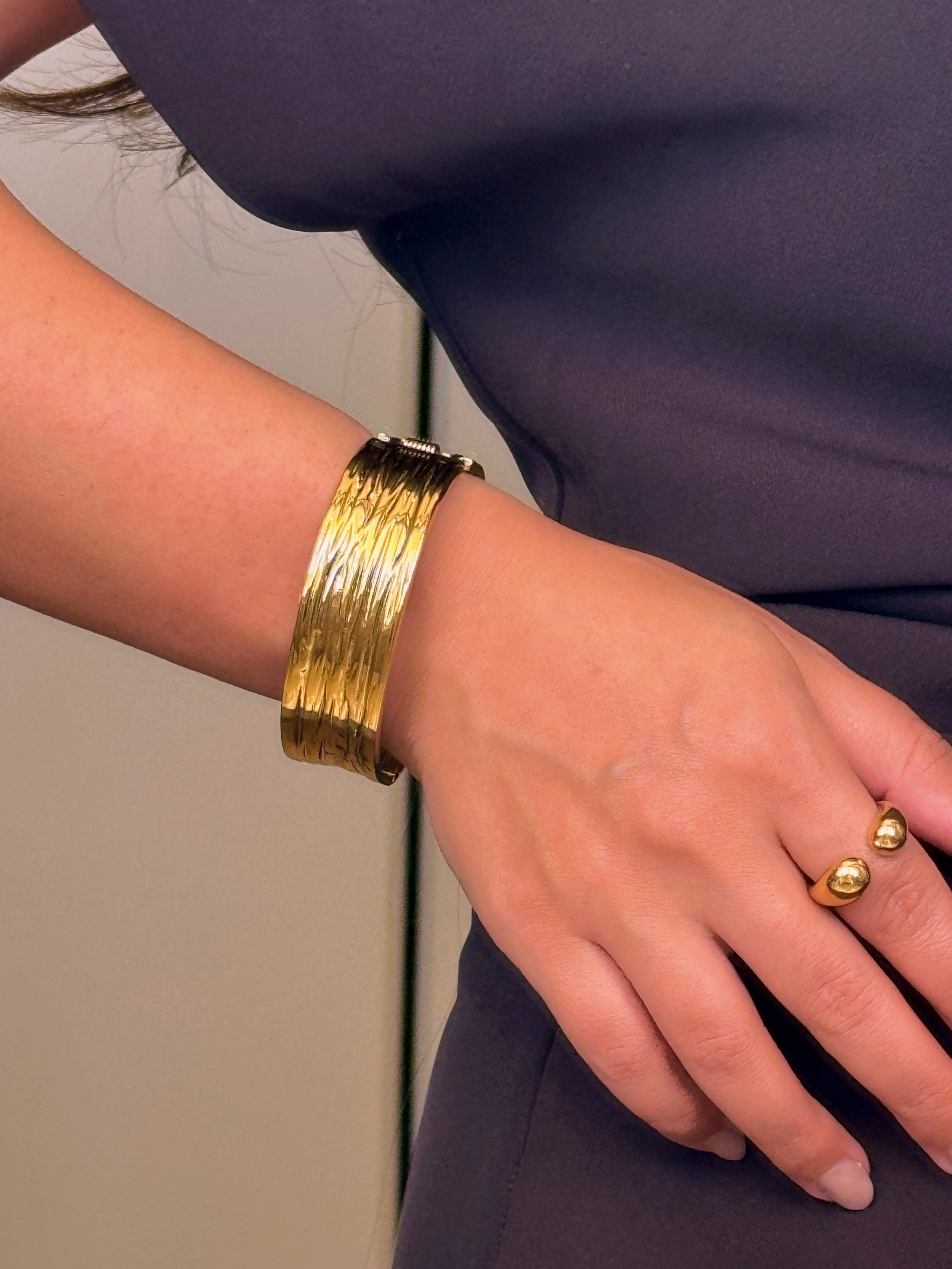 Pulseira rígida larga com relevos | Dourado
