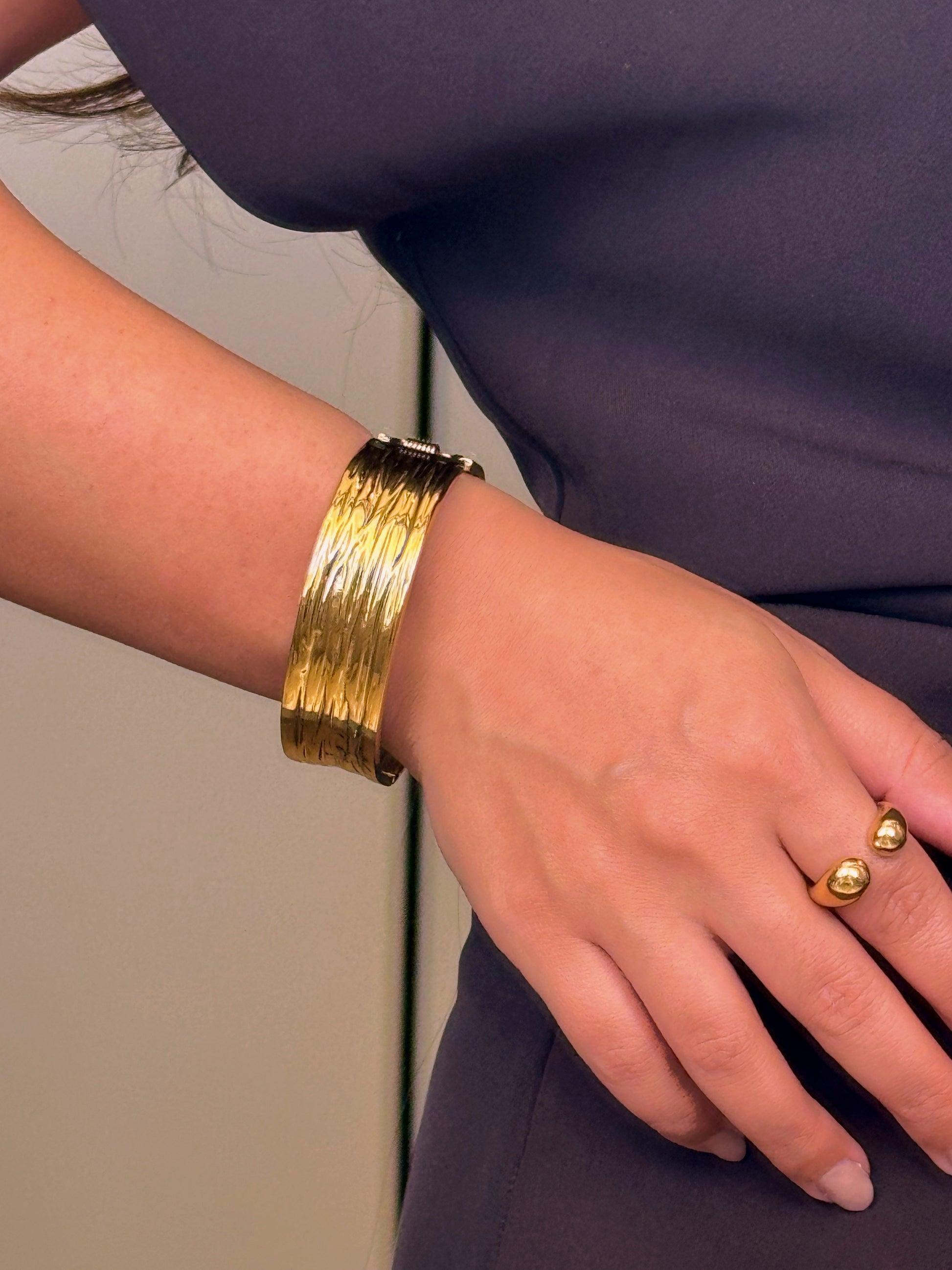 Pulseira rígida larga com relevos | Dourado