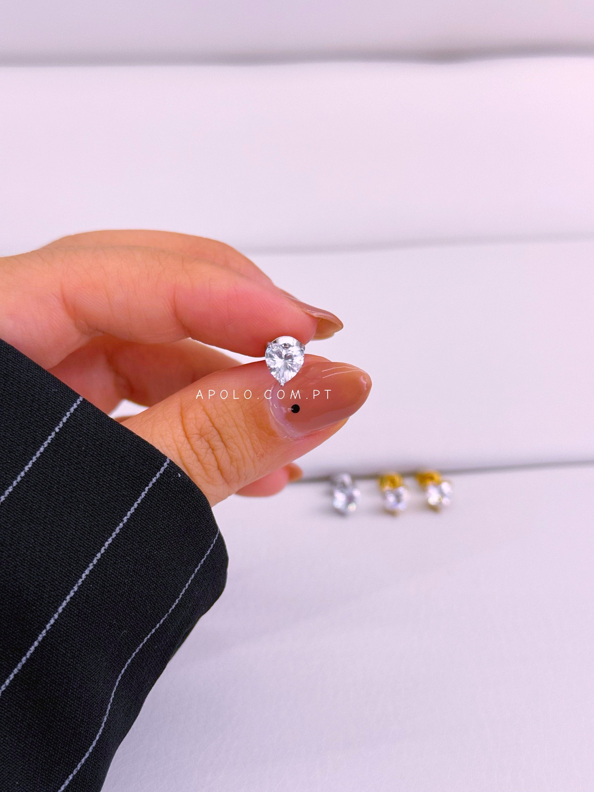 Mini brincos brilhantes com formato de coração | 2 Cores