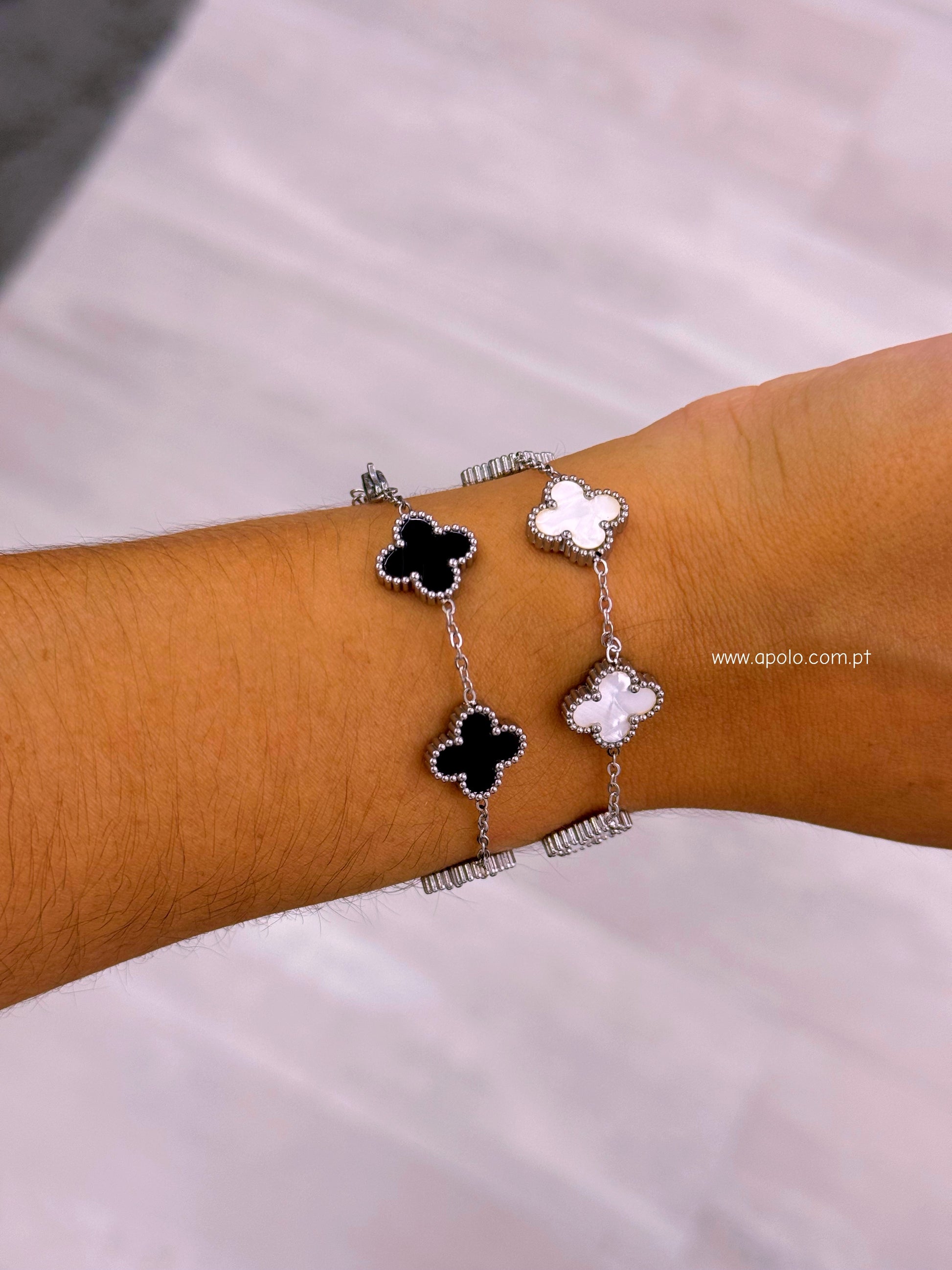 Pulseira fina com 5 trevos base prateada | 2 Cores