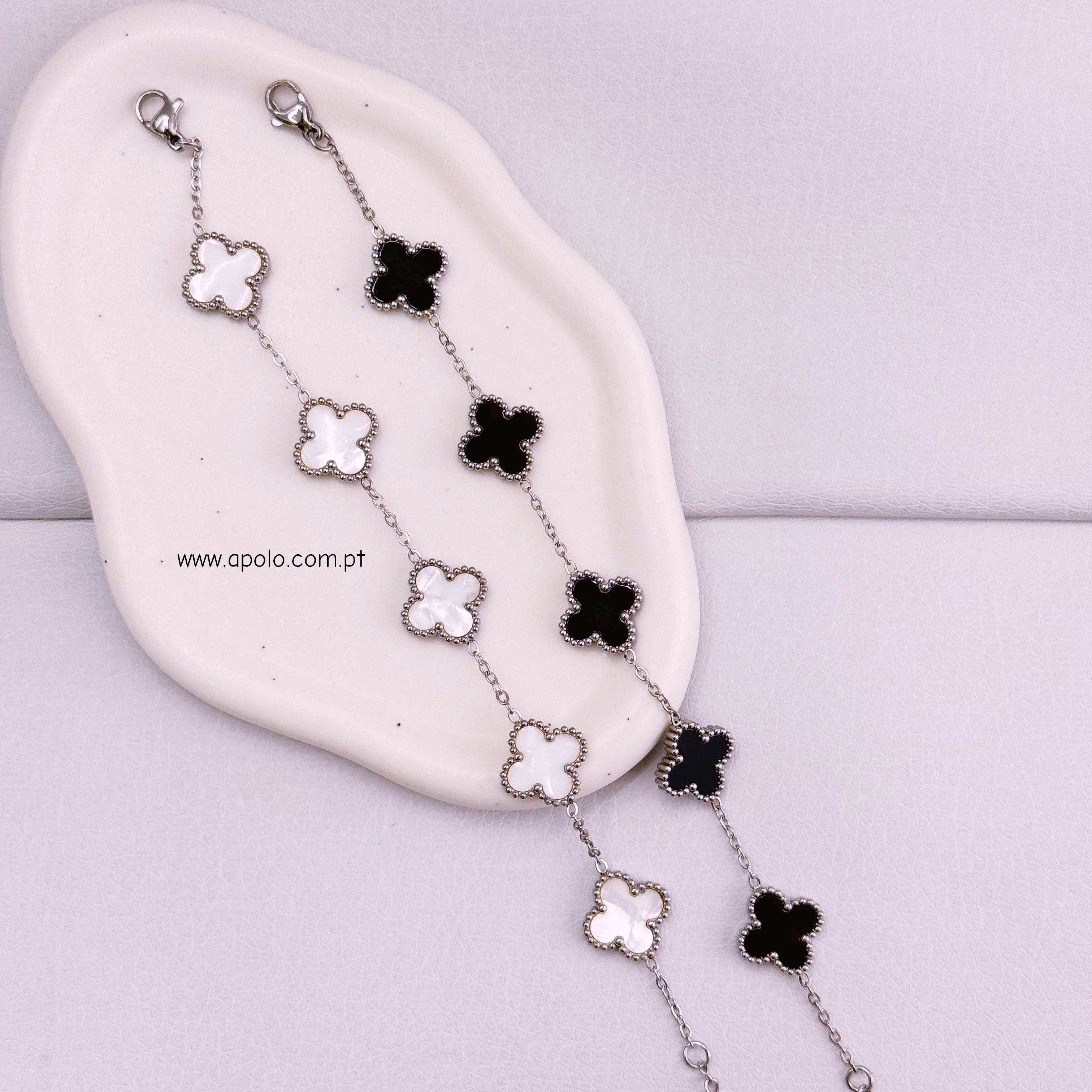 Pulseira fina com 5 trevos base prateada | 2 Cores