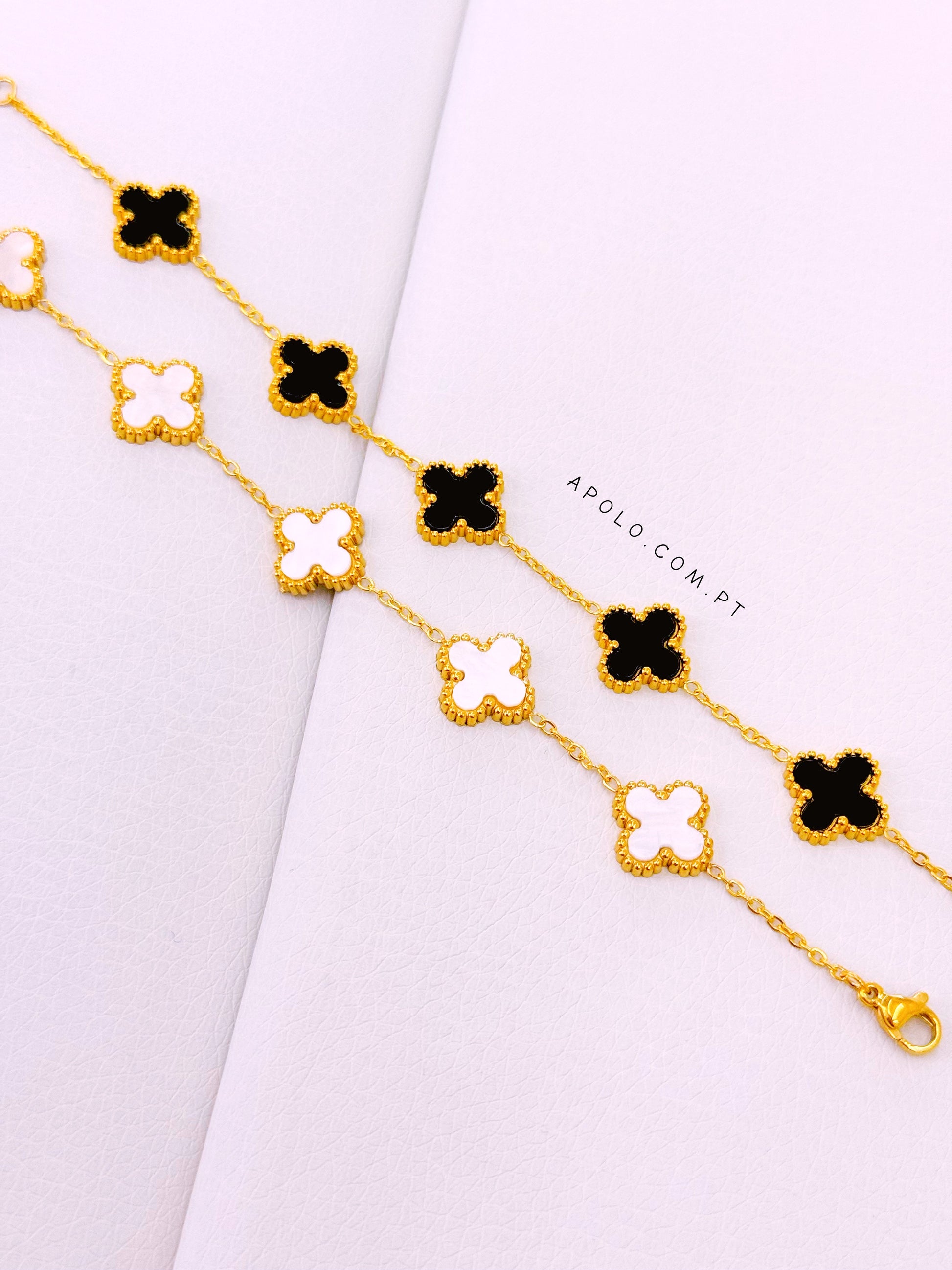 Pulseira fina com 5 trevos base dourada | 2 Cores