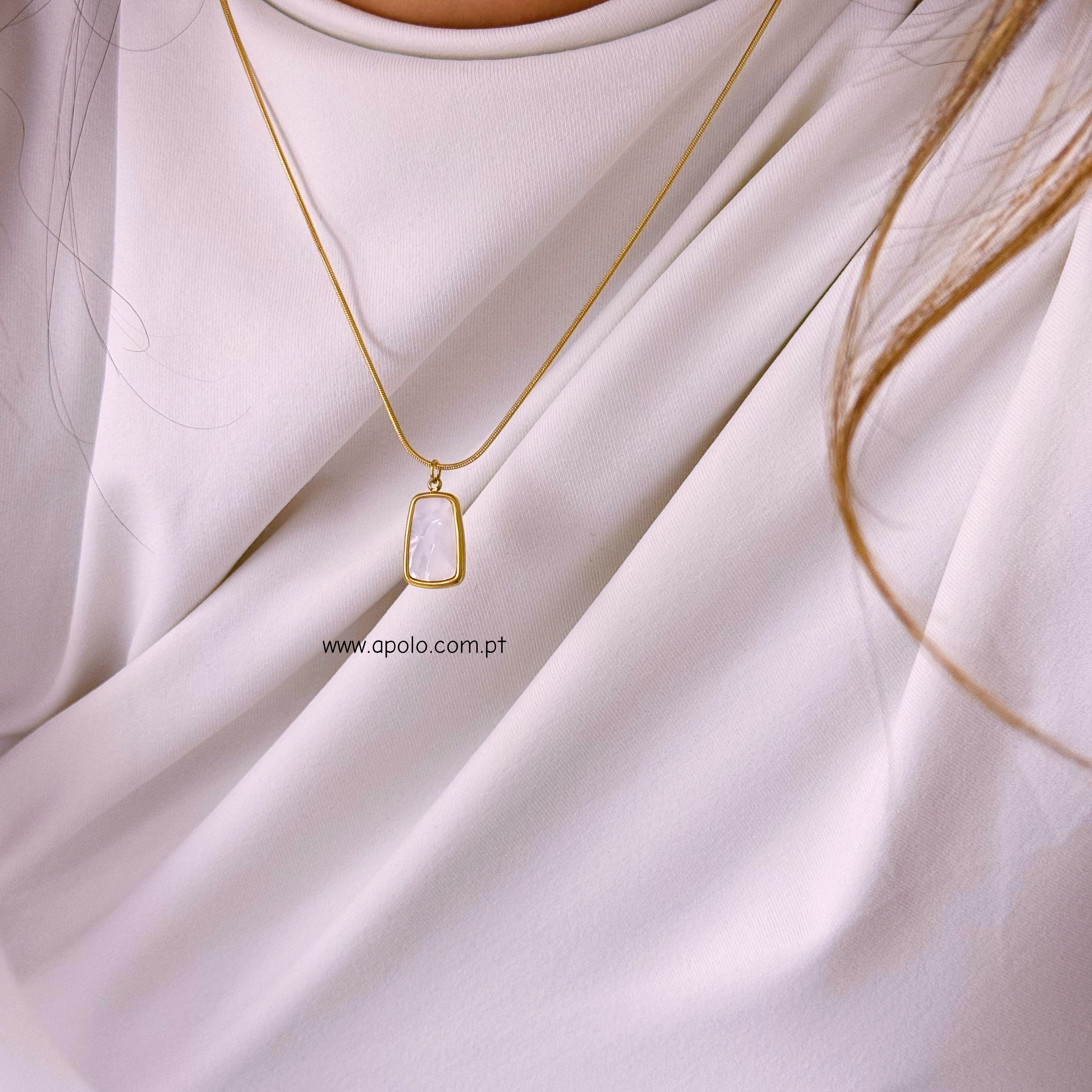 Colar malha redonda fininha com medalha madre pérola | Dourado