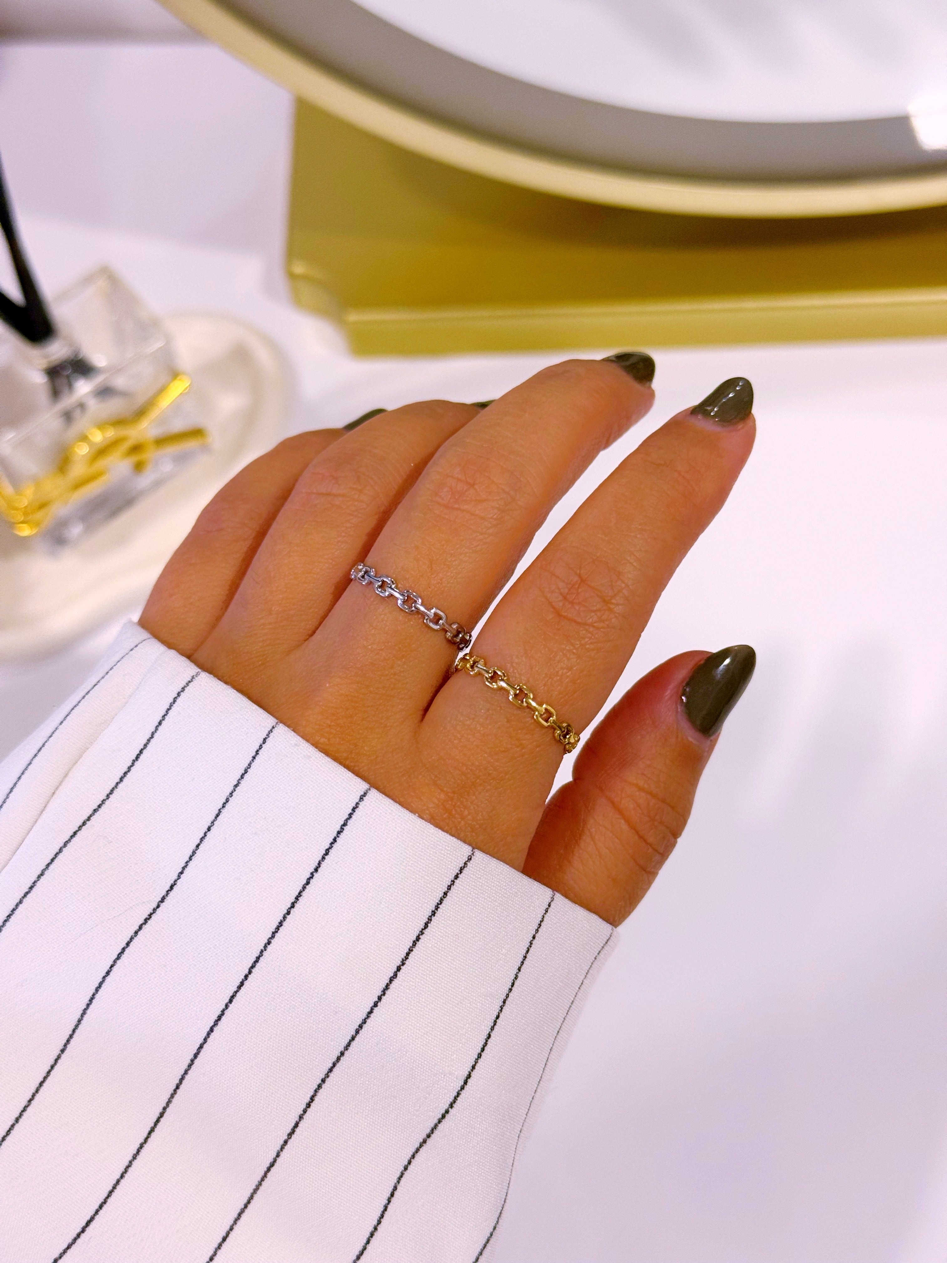 Anel ajustável fino em corrente de quadradinhos | 2 cores