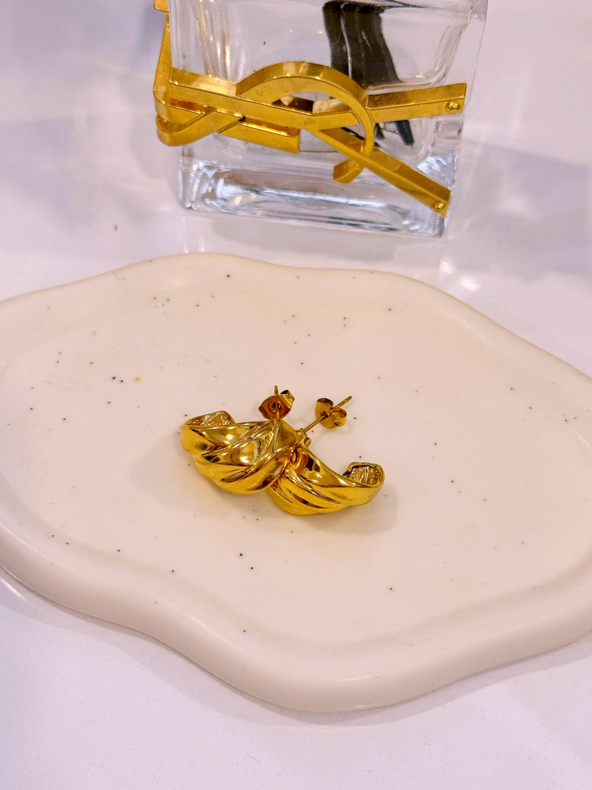 Argolas elegantes com efeito triplo entrelaçado | Dourado