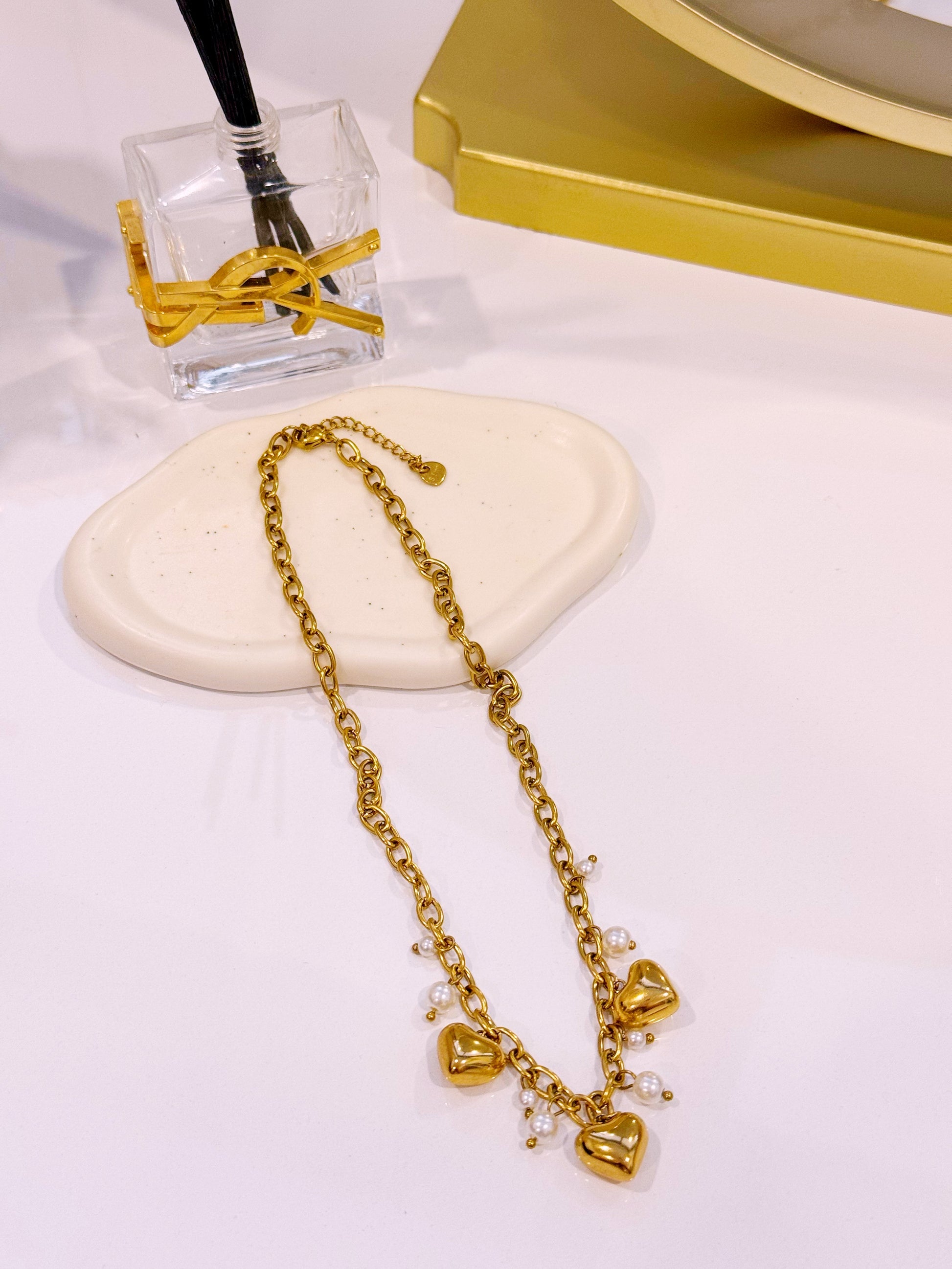 Colar com pérolas e corações em pendente | Dourado