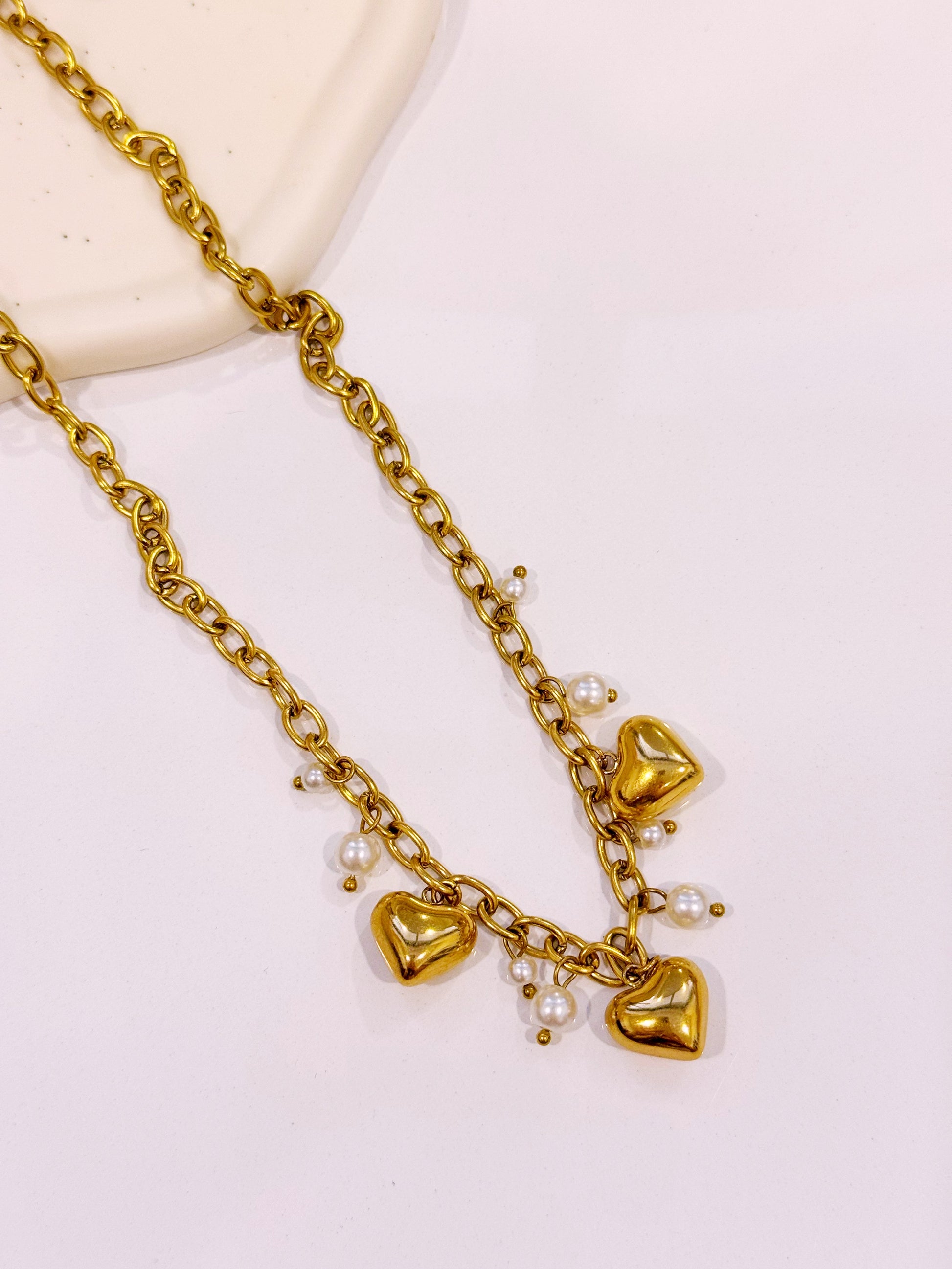 Colar com pérolas e corações em pendente | Dourado