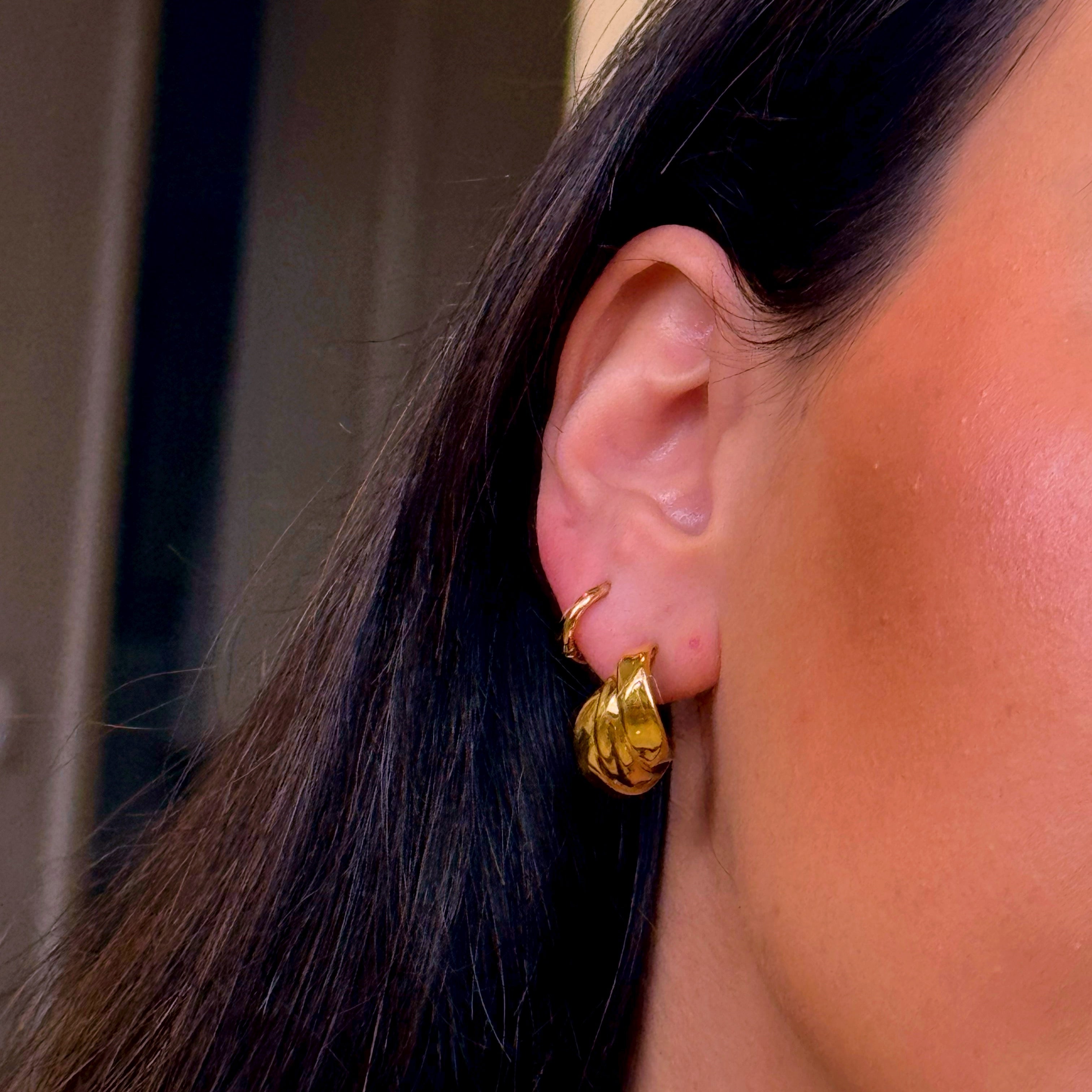 Argolas elegantes com efeito triplo entrelaçado | Dourado