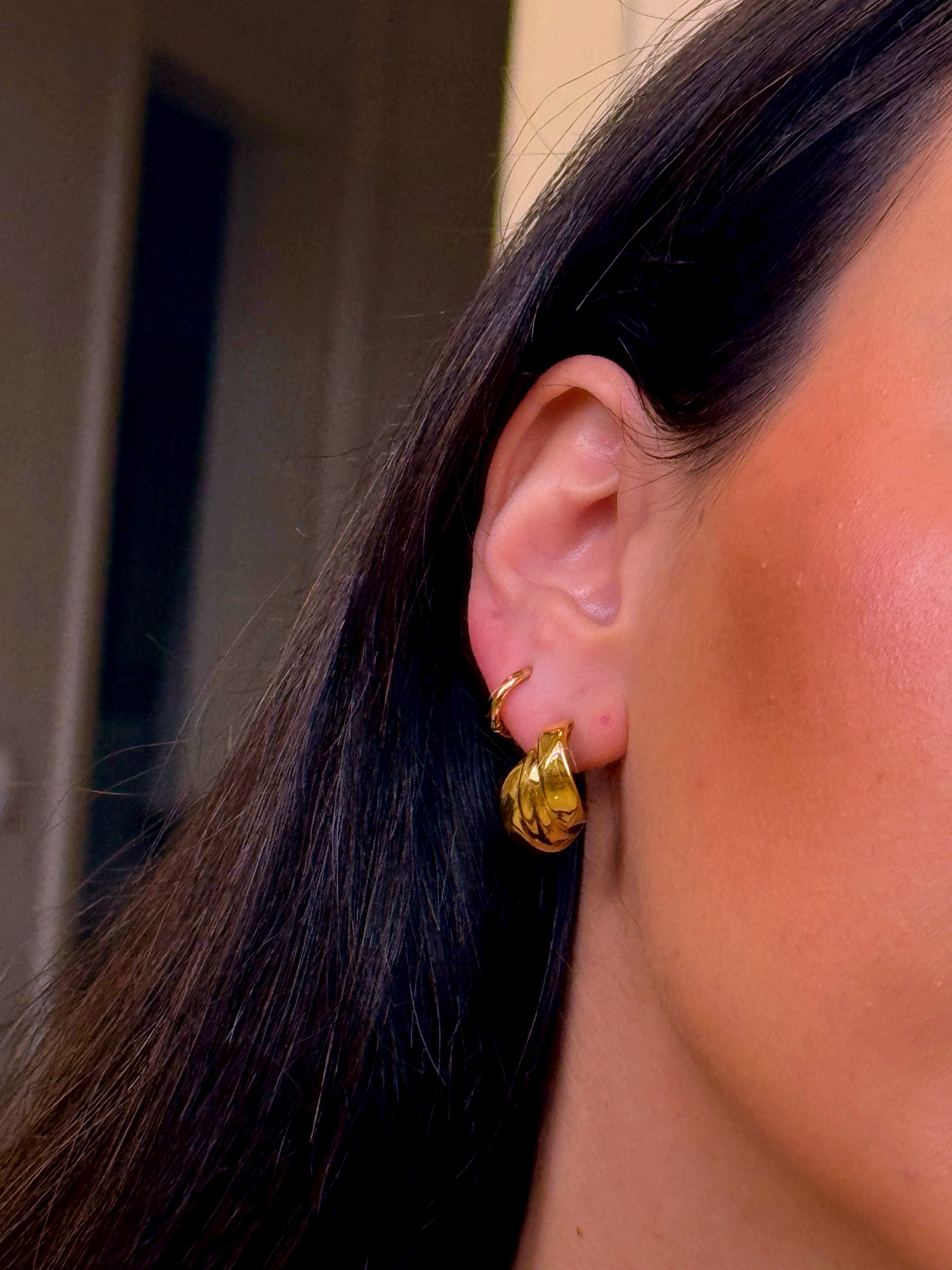 Argolas elegantes com efeito triplo entrelaçado | Dourado