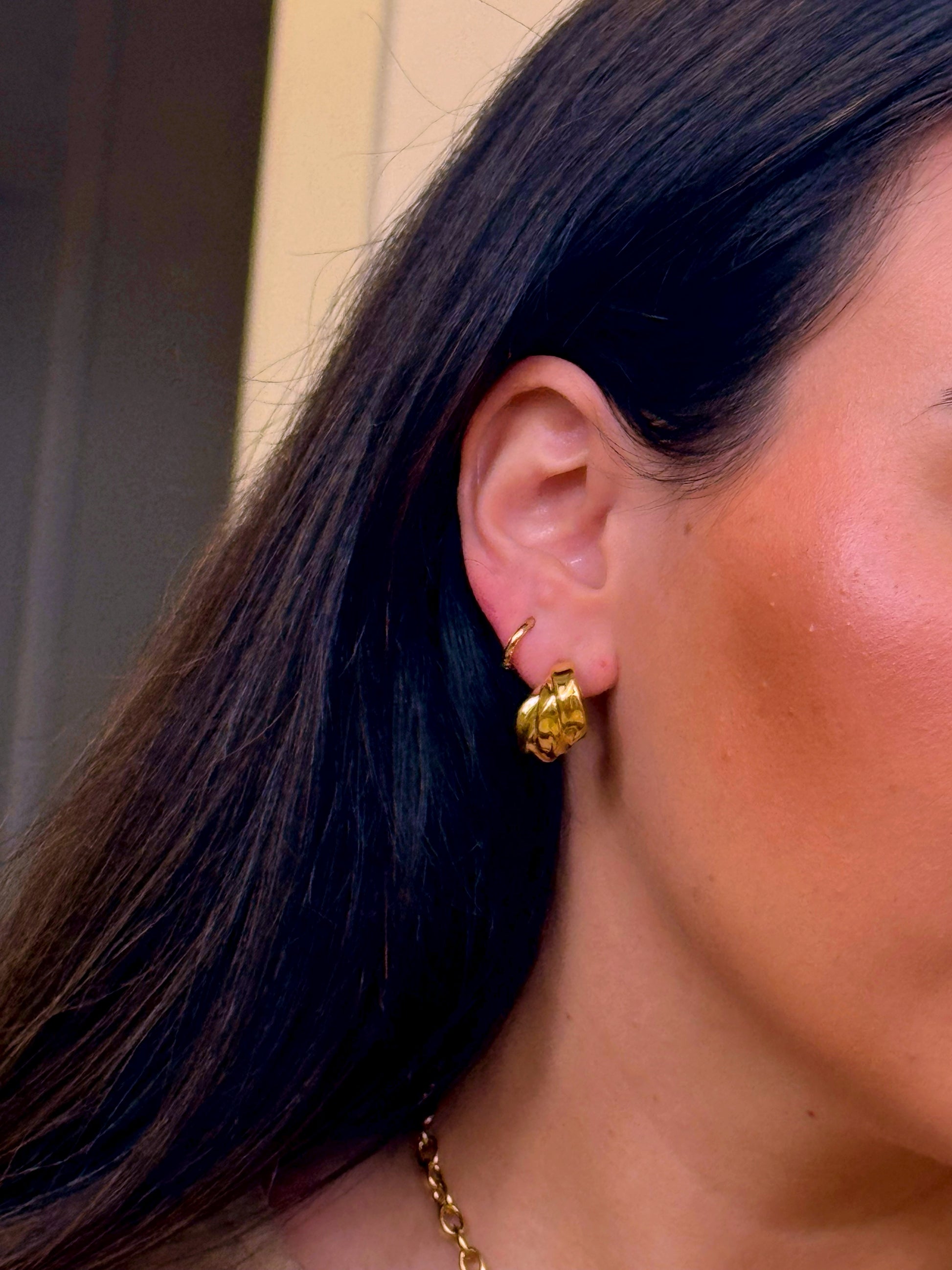 Argolas elegantes com efeito triplo entrelaçado | Dourado